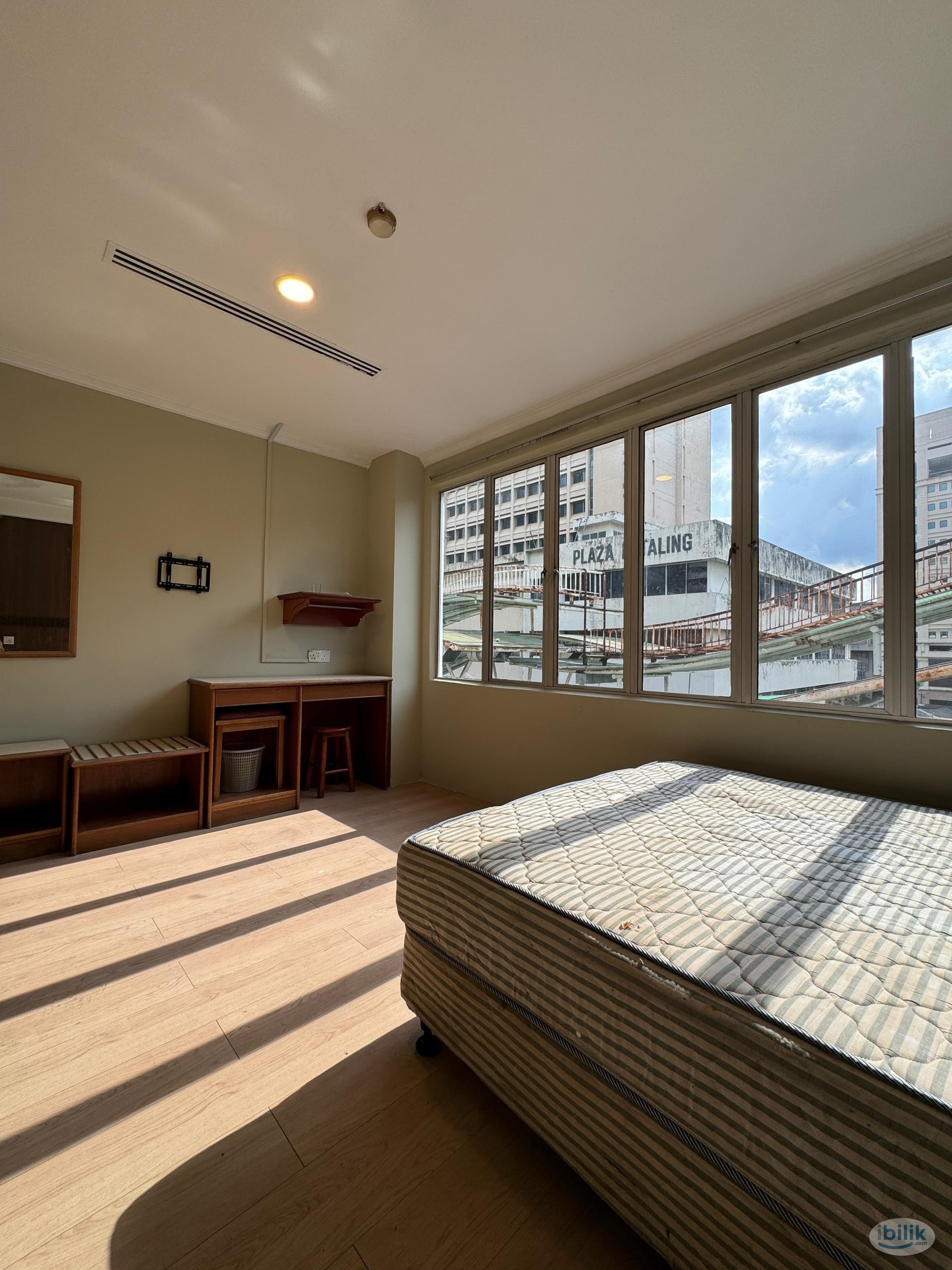 9 mins walk to SEGi College, Pasar Seni⭐Room with Zero Deposit at Pudu - Image 1