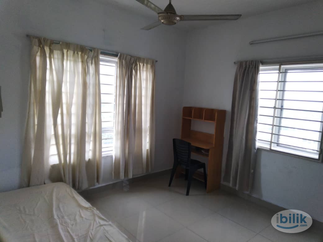 Middle Room with big window - Image 1