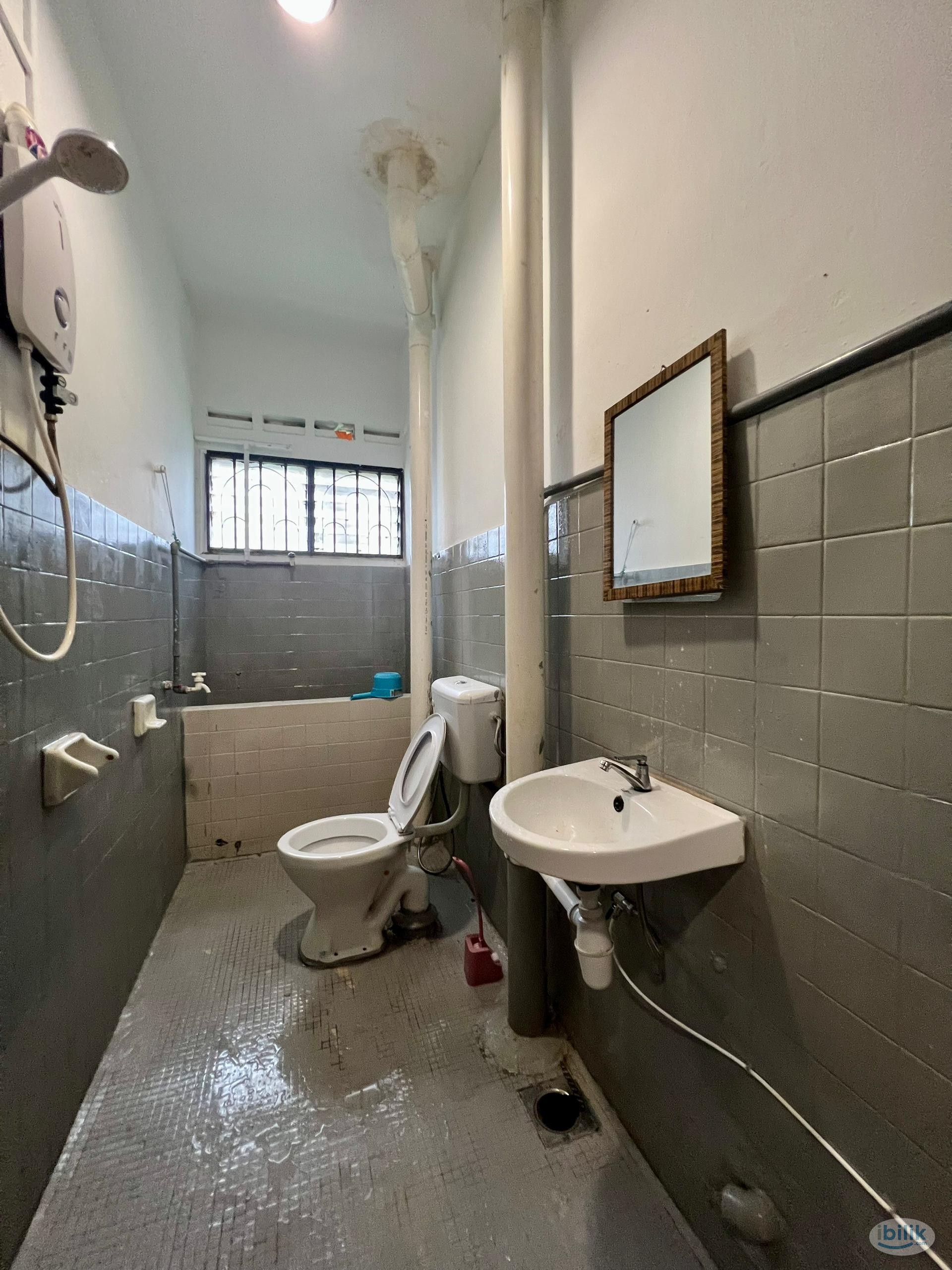 📍🚶 Near to CIQ Customs/ JB Central ( by walking distance )🛏️ Aircond room available now - Image 4
