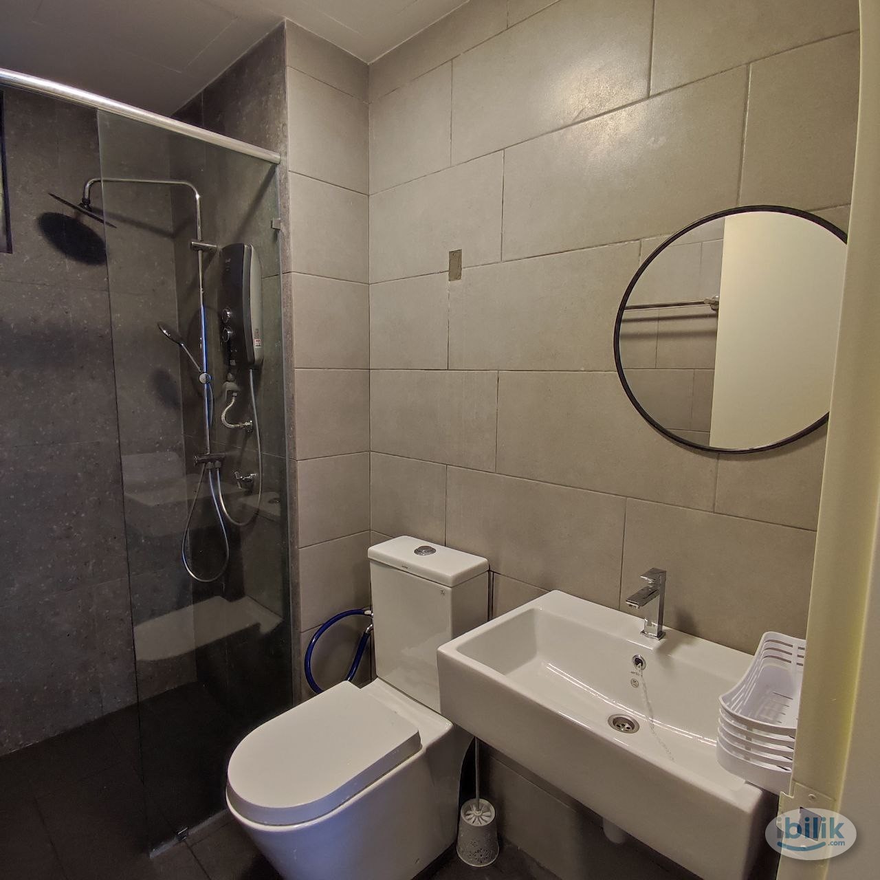Fully Furnished Middle Room near MRT to UPM - Image 4