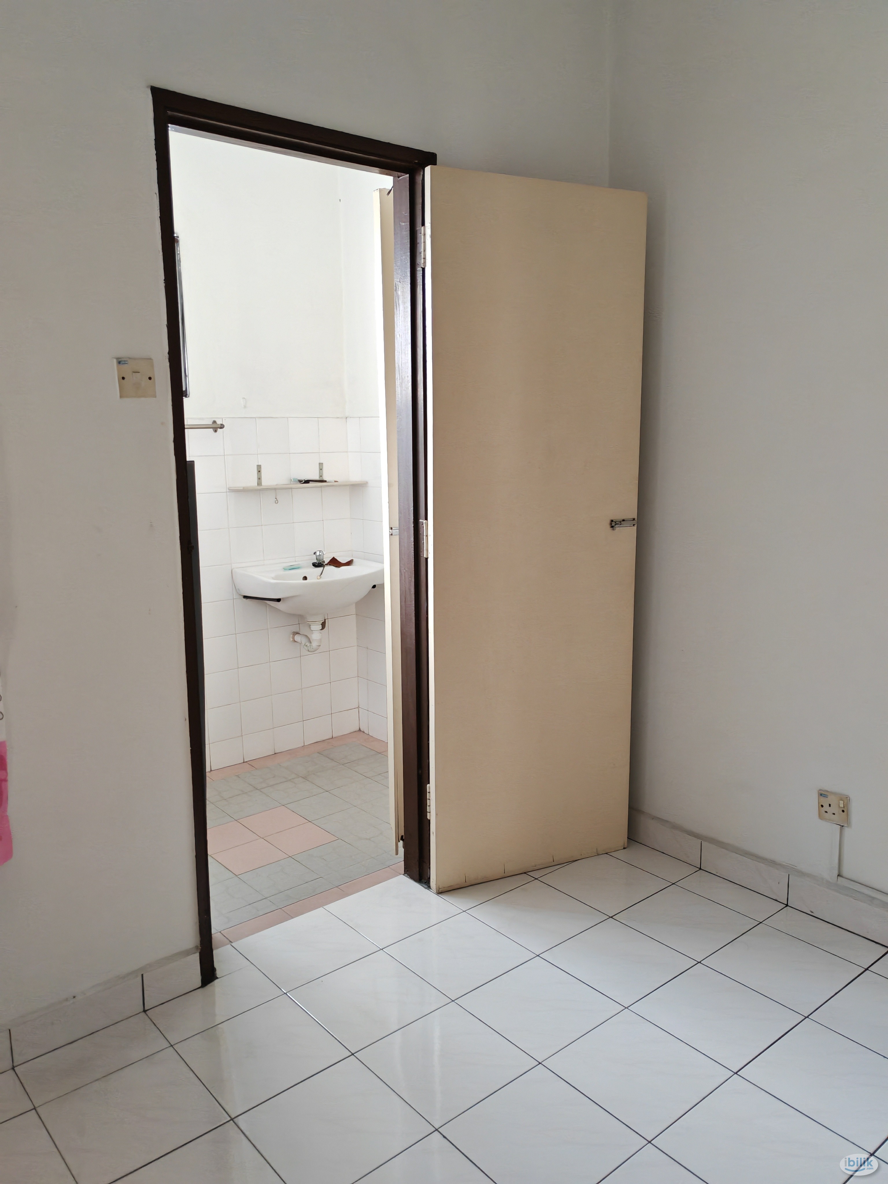 Middle Room at USJ 1, UEP Subang Jaya - Image 2