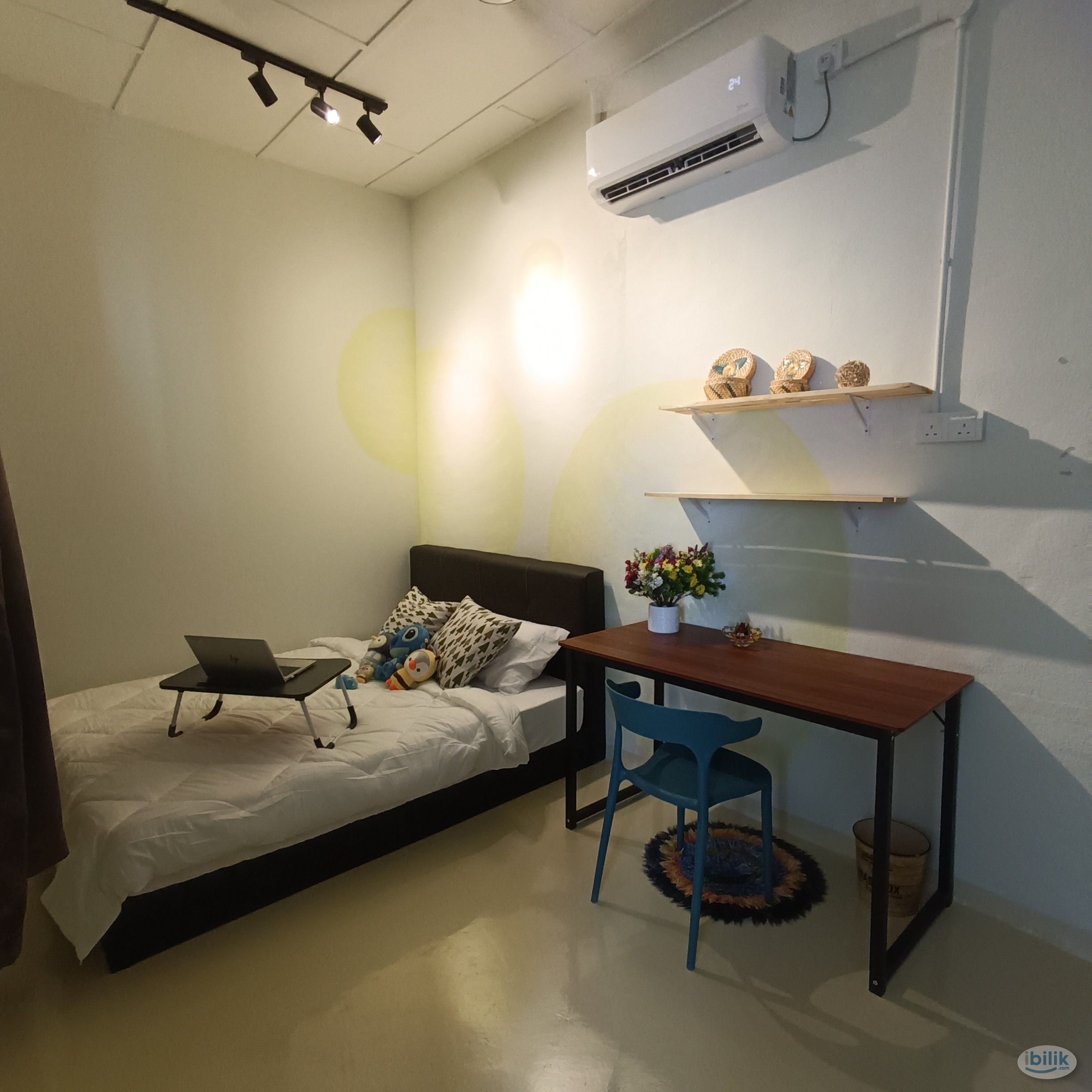 MIDDLEROOM AVAILABLE FOR IMMEDIATE MOVE IN! - Image 1