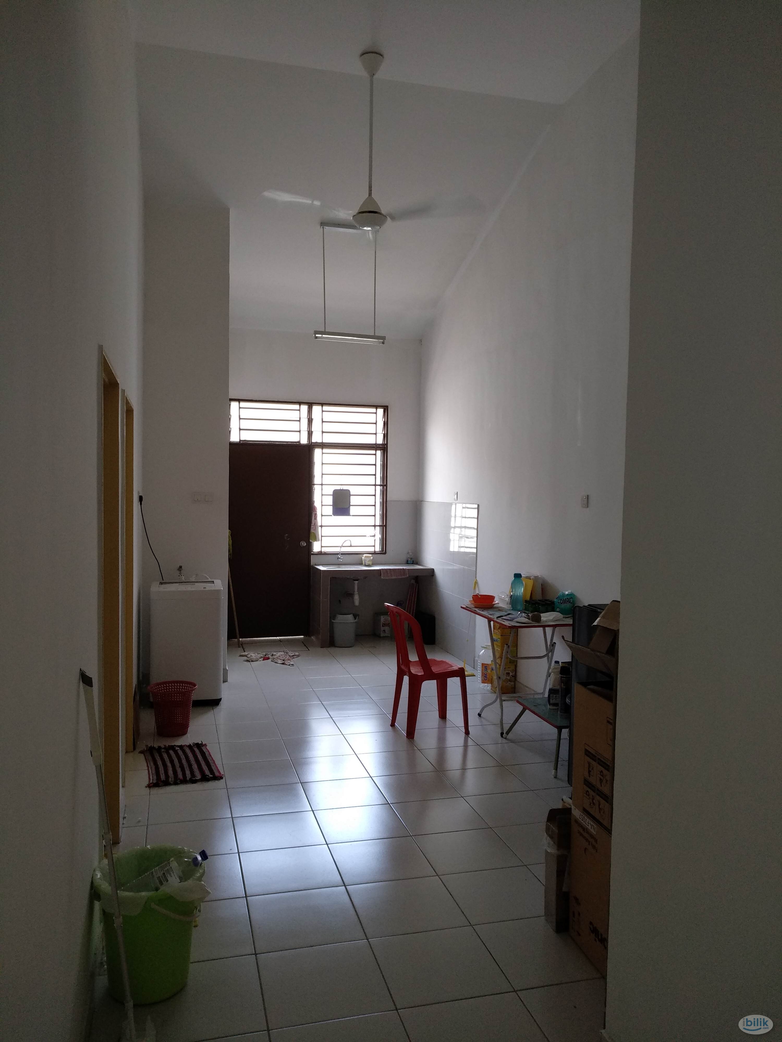 Middle Room at Bandar Putra Kulai, Kulai - Image 3