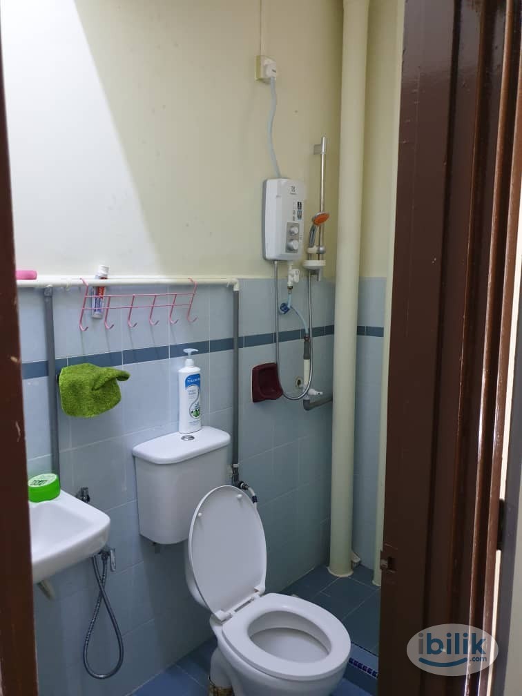 Master Room at Pangsapuri laksamana 1, Bandar hilir melaka raya ,kota laksamana, General Hospital,Manipal Bandar Hilir - Image 1