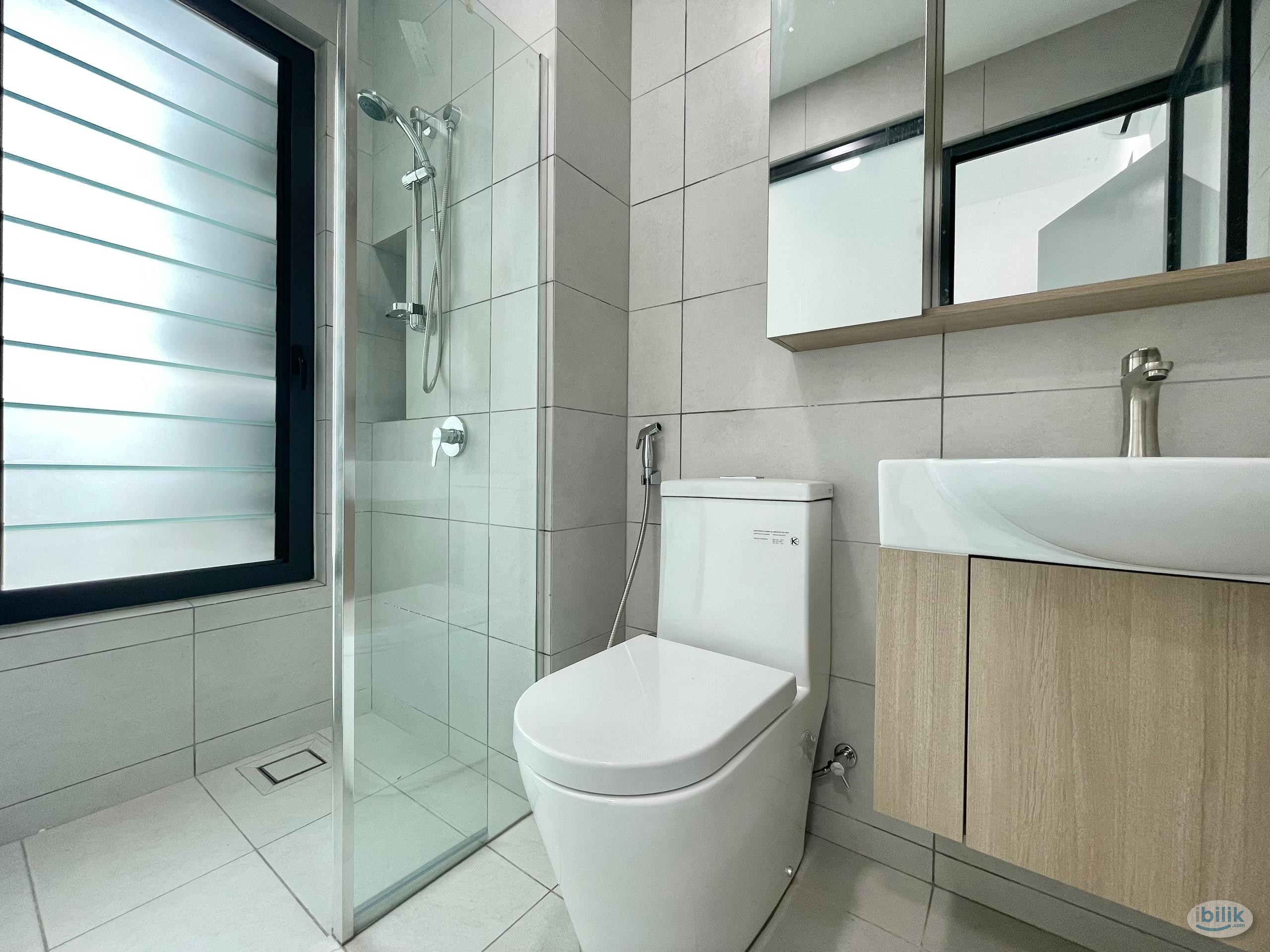 Cozy Master Room with private bathroom at Sinaran Residences, Bandar Cassia - Image 4