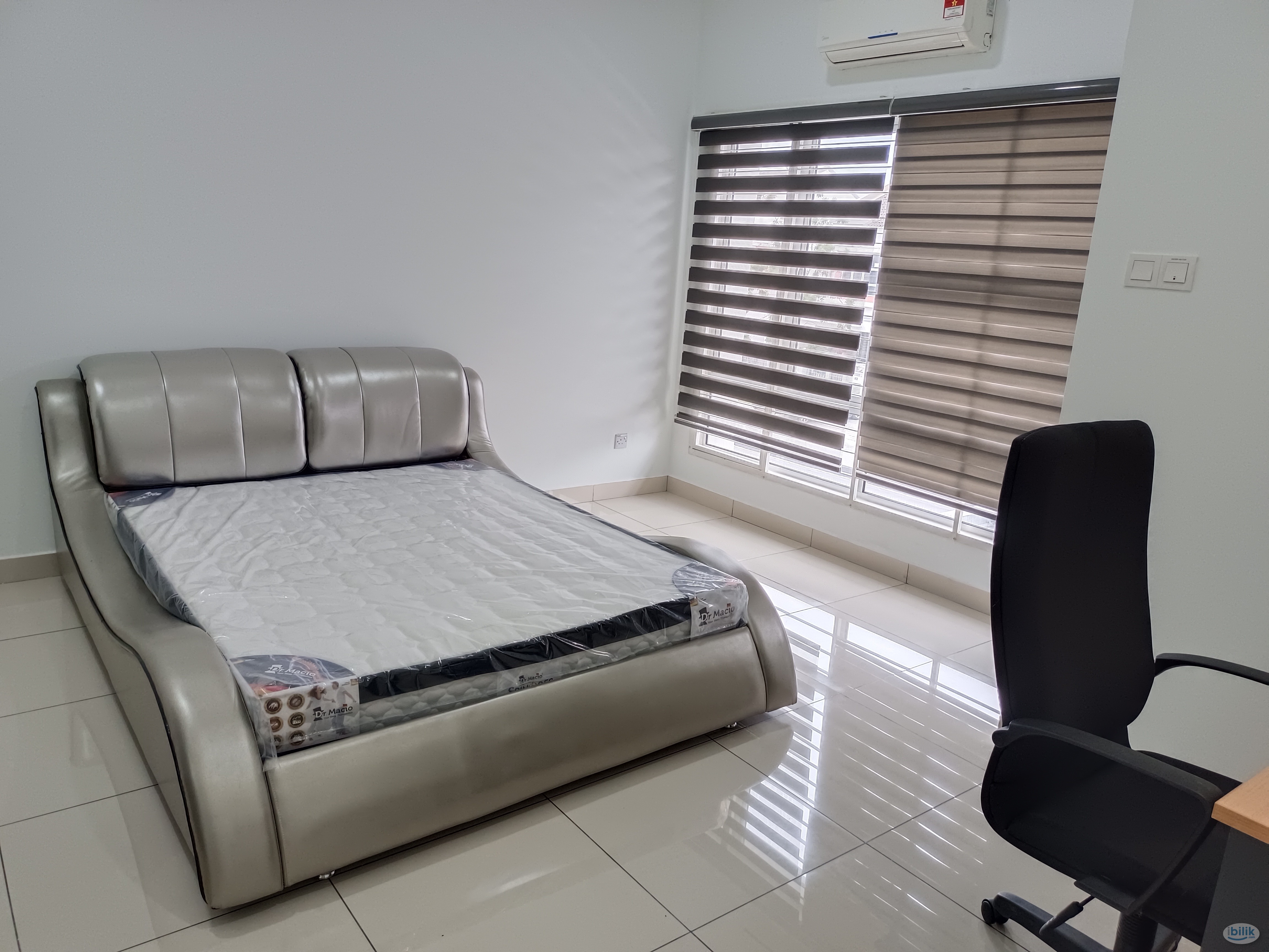 Master Room c/w Private Bathroom & Included Utility & Unifi for Rent in Bandar Botanic Gated Guarded House - Image 1