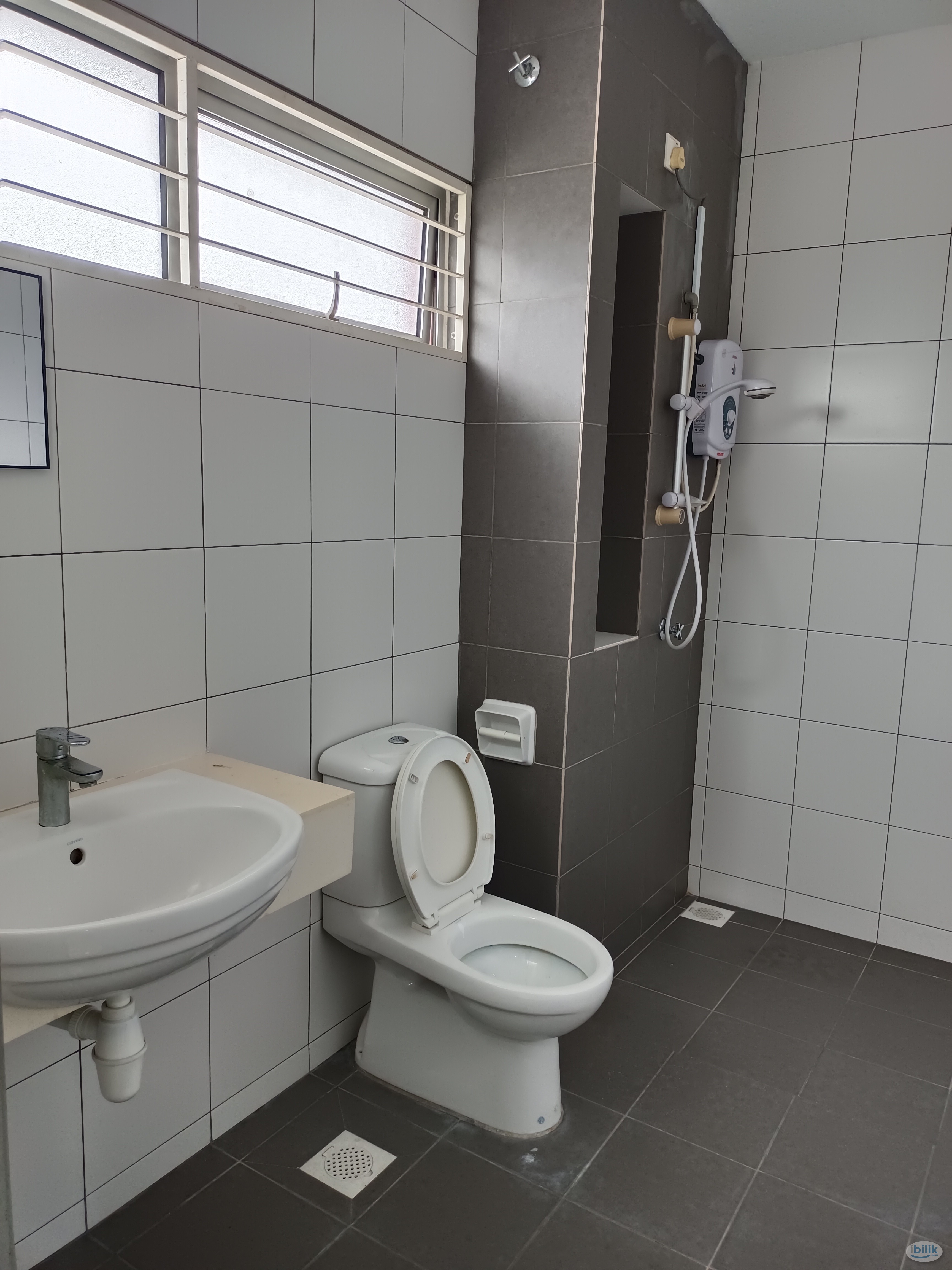 Master Room c/w Private Bathroom & Included Utility & Unifi for Rent in Bandar Botanic Gated Guarded House - Image 5