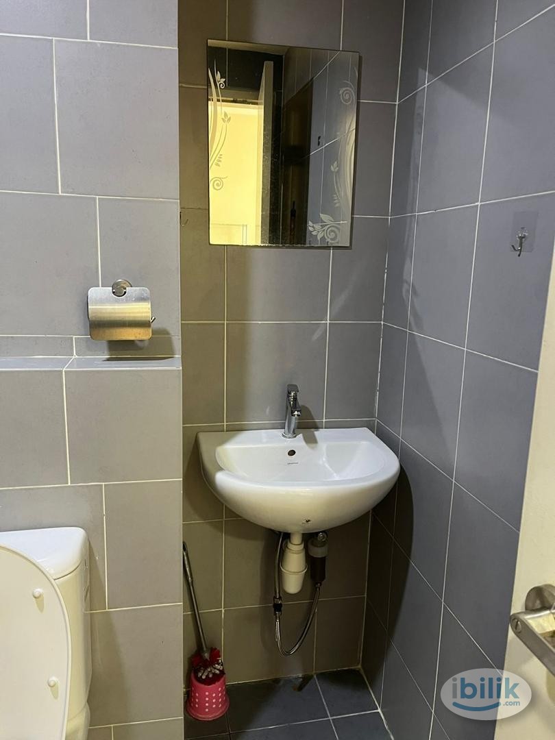 Middle Room at One South, Seri Kembangan - Image 3