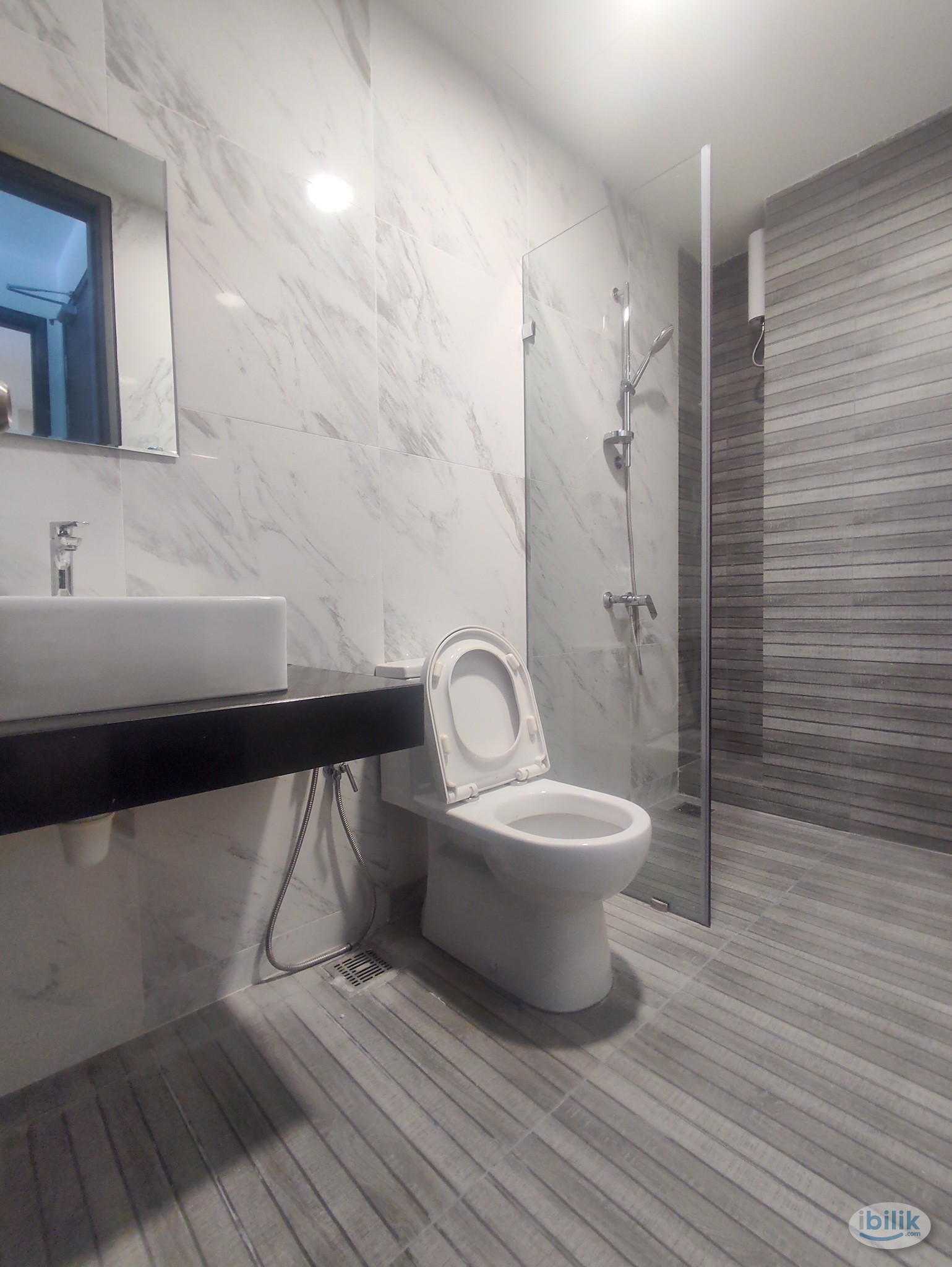 mix gender‼️(Master Room A w toilet) WIFI AirCond Near MRT BUS at Emporis, Kota Damansara Sungai Buloh Bandar Utama TTDI - Image 4