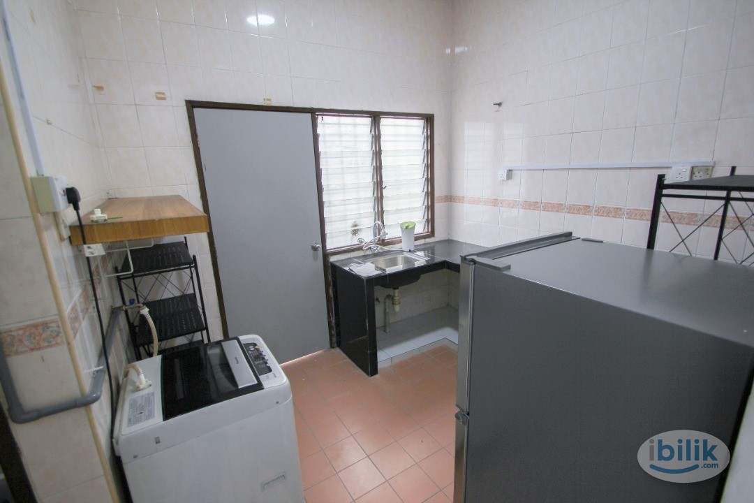5 mins walks to LRT, 12 mins to IOI Mall,  3 mins walk to all kind of F&B and Groceries, Master room @ Puchong Prima - Image 1