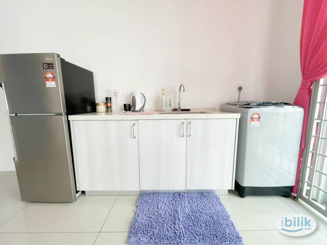 Cozy Large Master Room at Carnation Villa, Bukit Minyak - Image 2