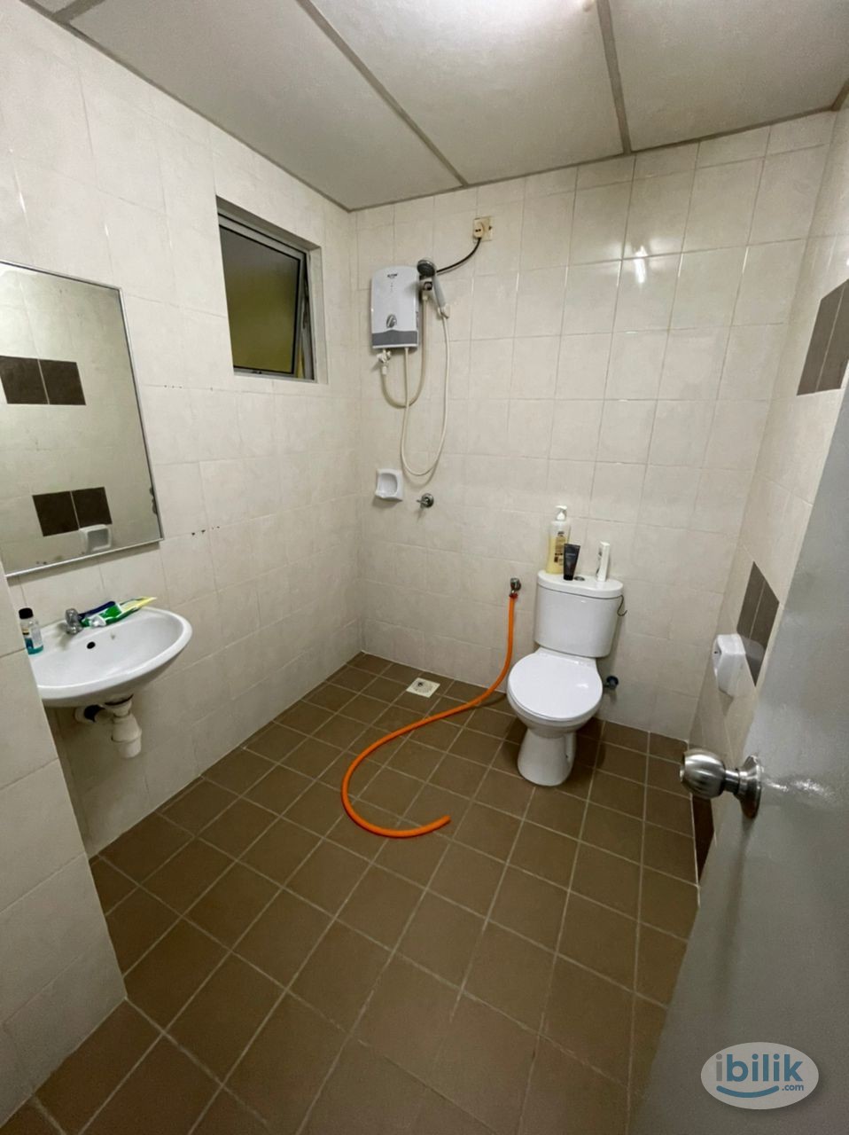 (Male Only) Medium Room at South City Plaza, Seri Kembangan - Image 4