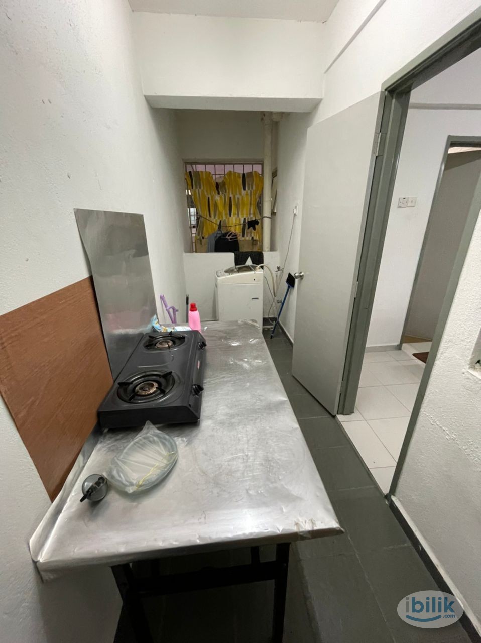 (Male Only) Medium Room at South City Plaza, Seri Kembangan - Image 3