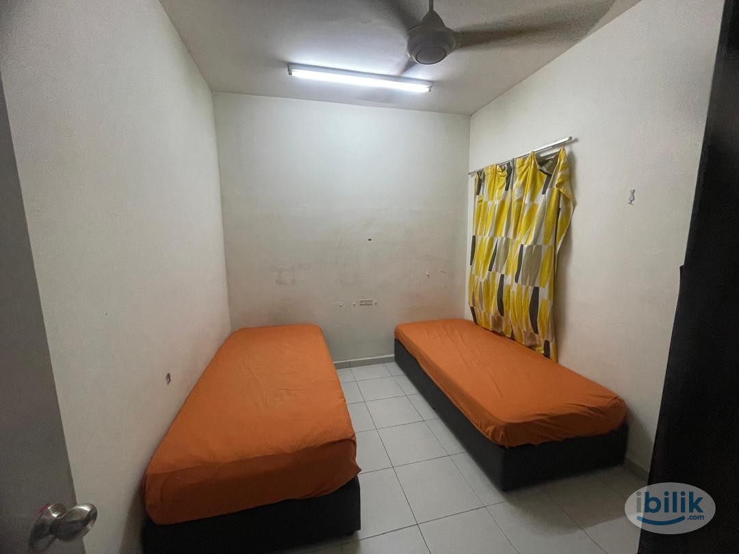 (Male Only) Medium Room at South City Plaza, Seri Kembangan - Image 1