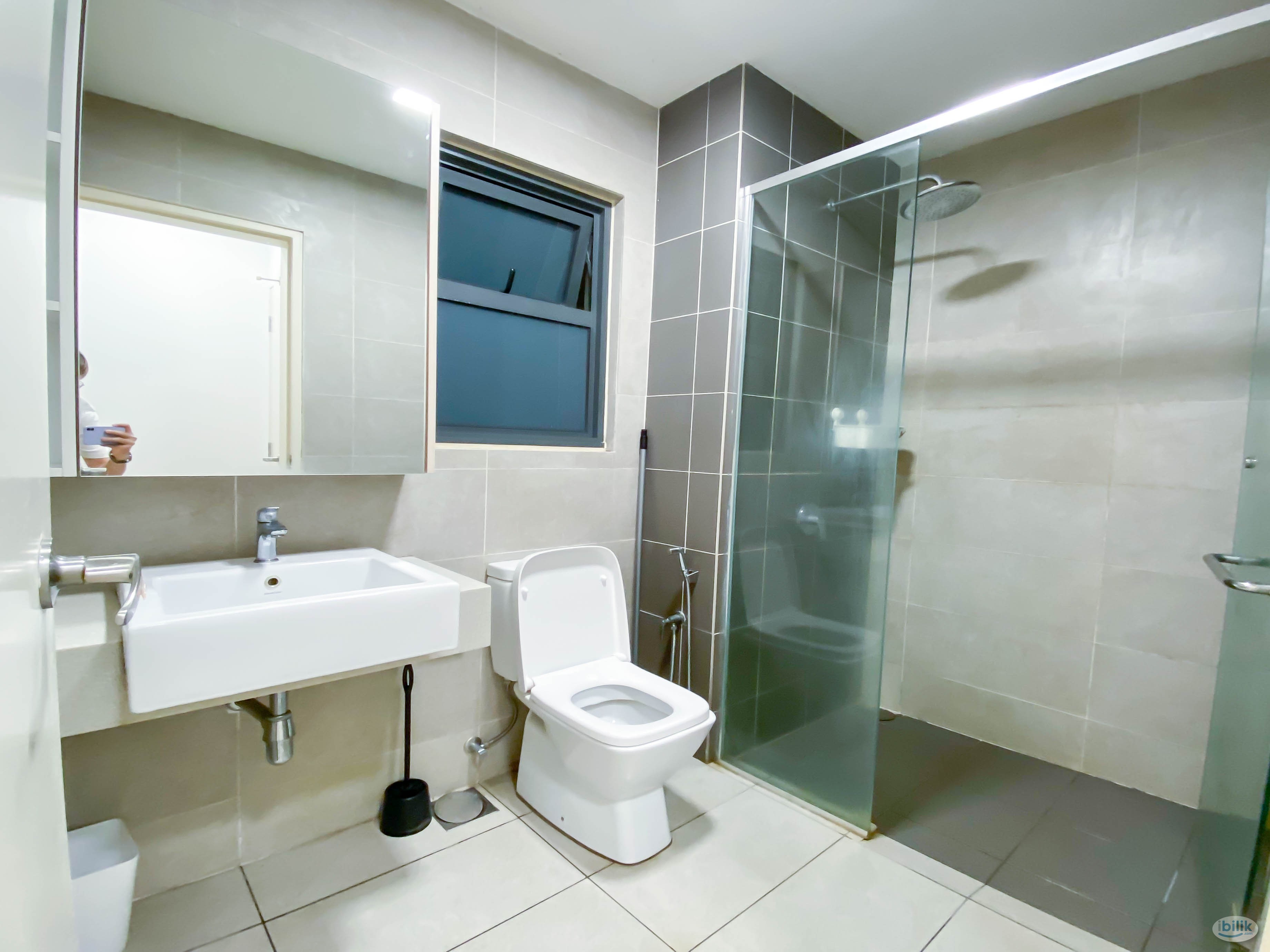 Master Room at Lakeville Residence, Jalan Ipoh - Image 1