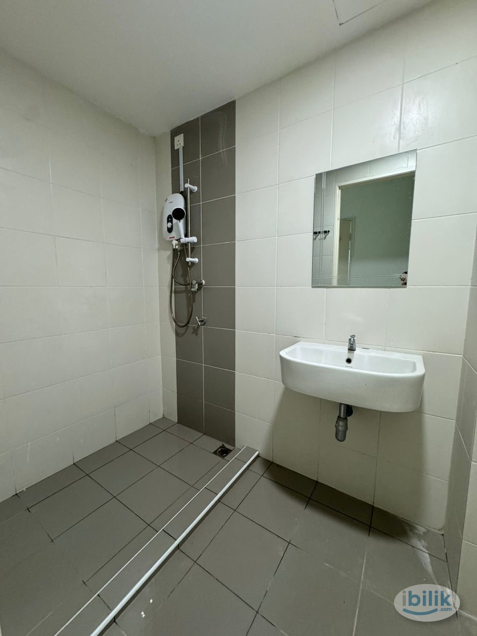 Master Room Private Bathroom at Elit Heights, Bayan Baru (Female Only) - Image 4