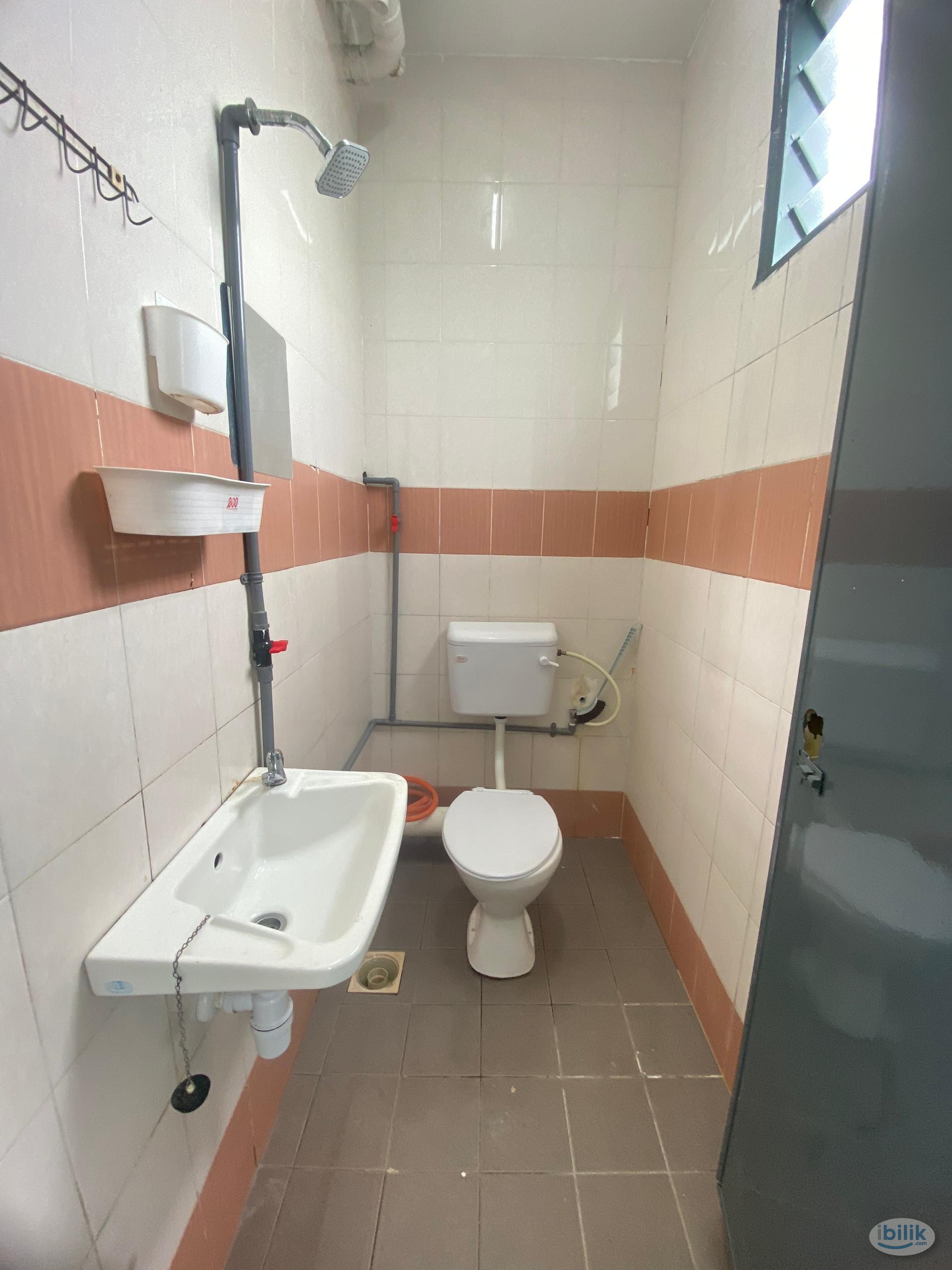 Middle Room at Bandar Sunway, Petaling Jaya - Image 3