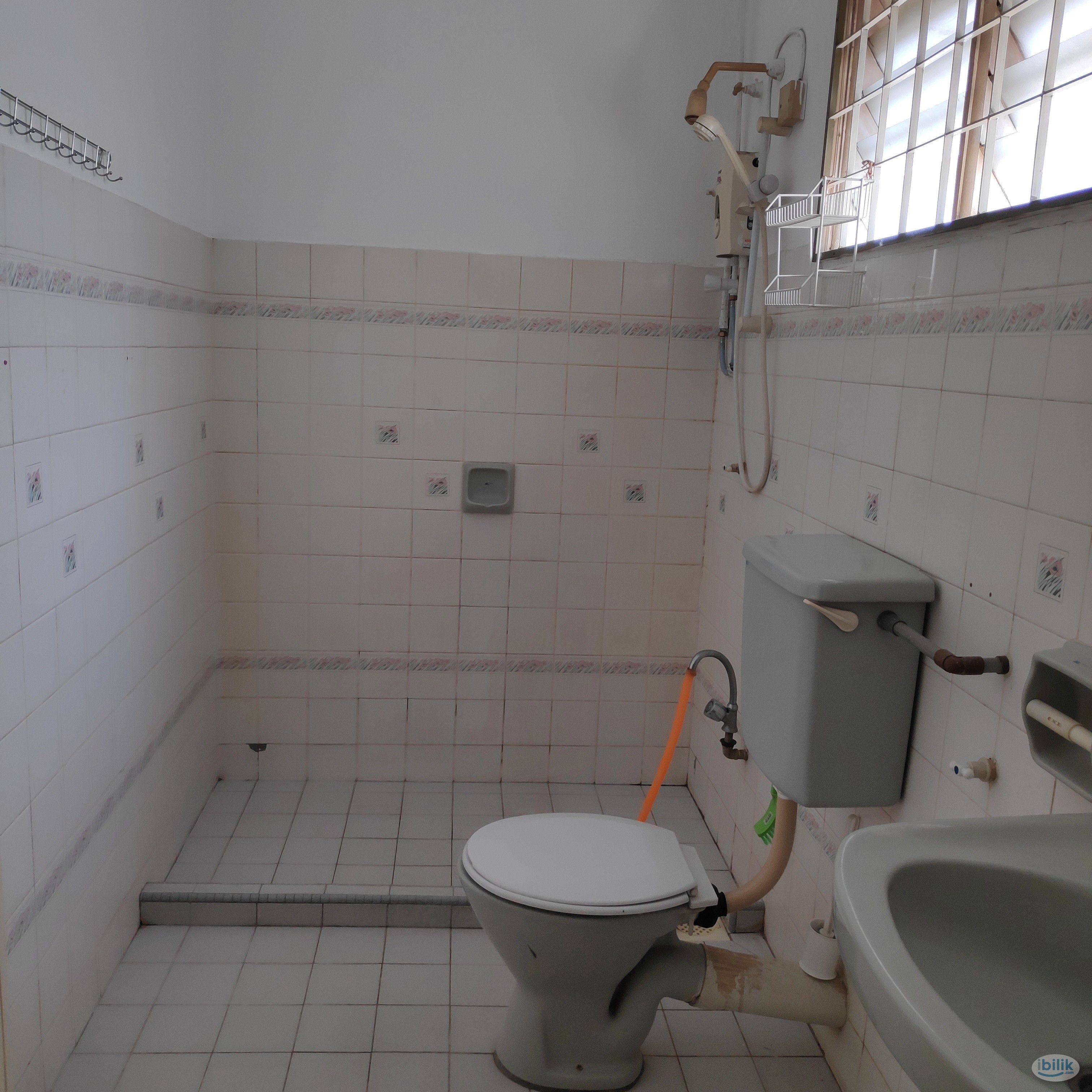 Room at USJ 6 ( LRT Station ) UEP Subang Jaya - Image 1