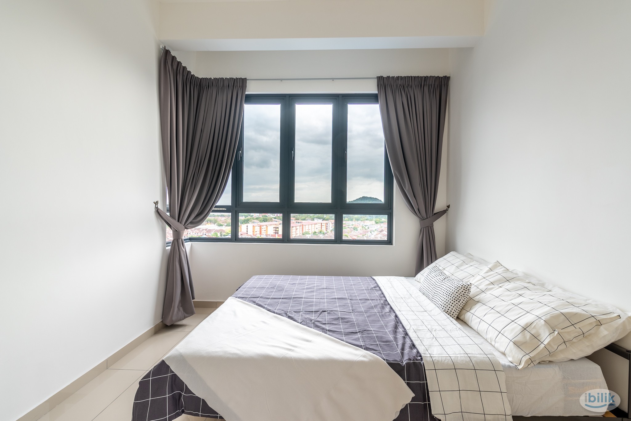 *Female only unit*MASTER ROOM QUEEN BED ENSUITE @ Golden Triangle 2 - Image 3