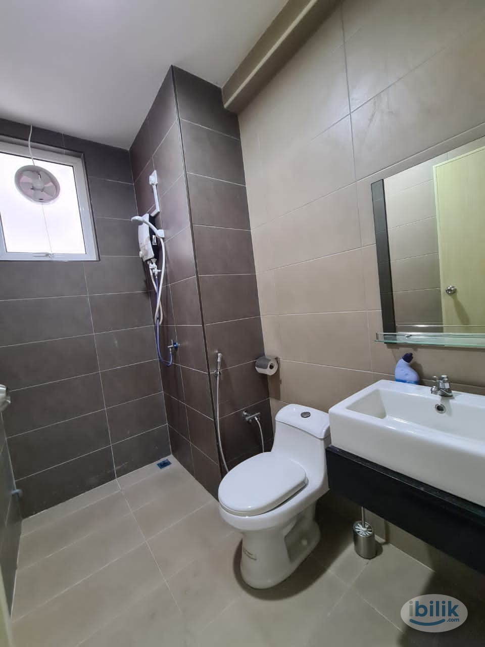 Comfy Middle Room at Orange 3 Condo Butterworth - Image 2