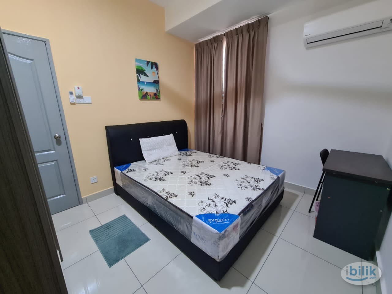 Comfy Middle Room at Orange 3 Condo Butterworth - Image 1