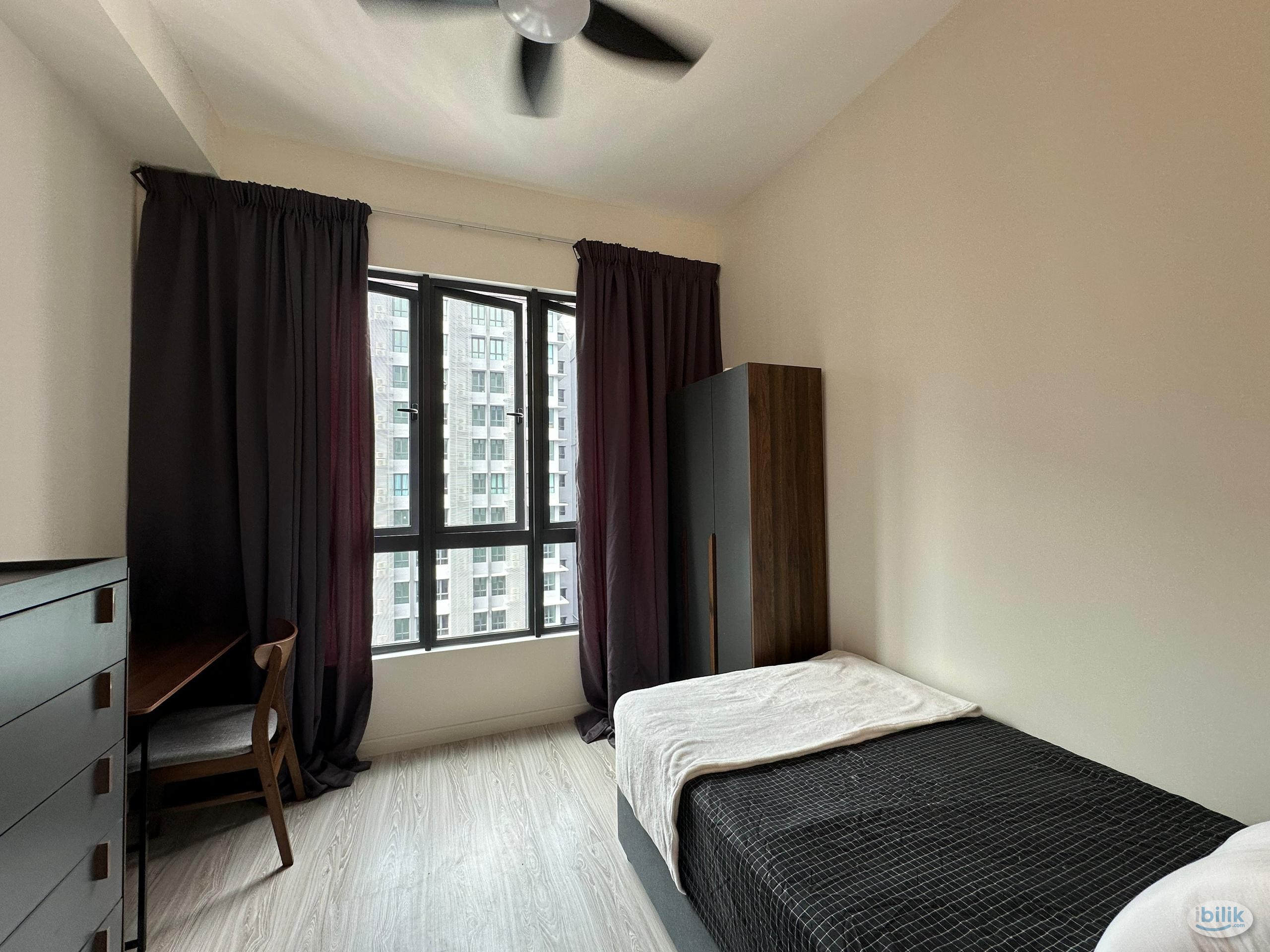 Low Deposit!!! Middle Room @ at Meta Residences Putra Permai, Seri Kembangan - Image 1