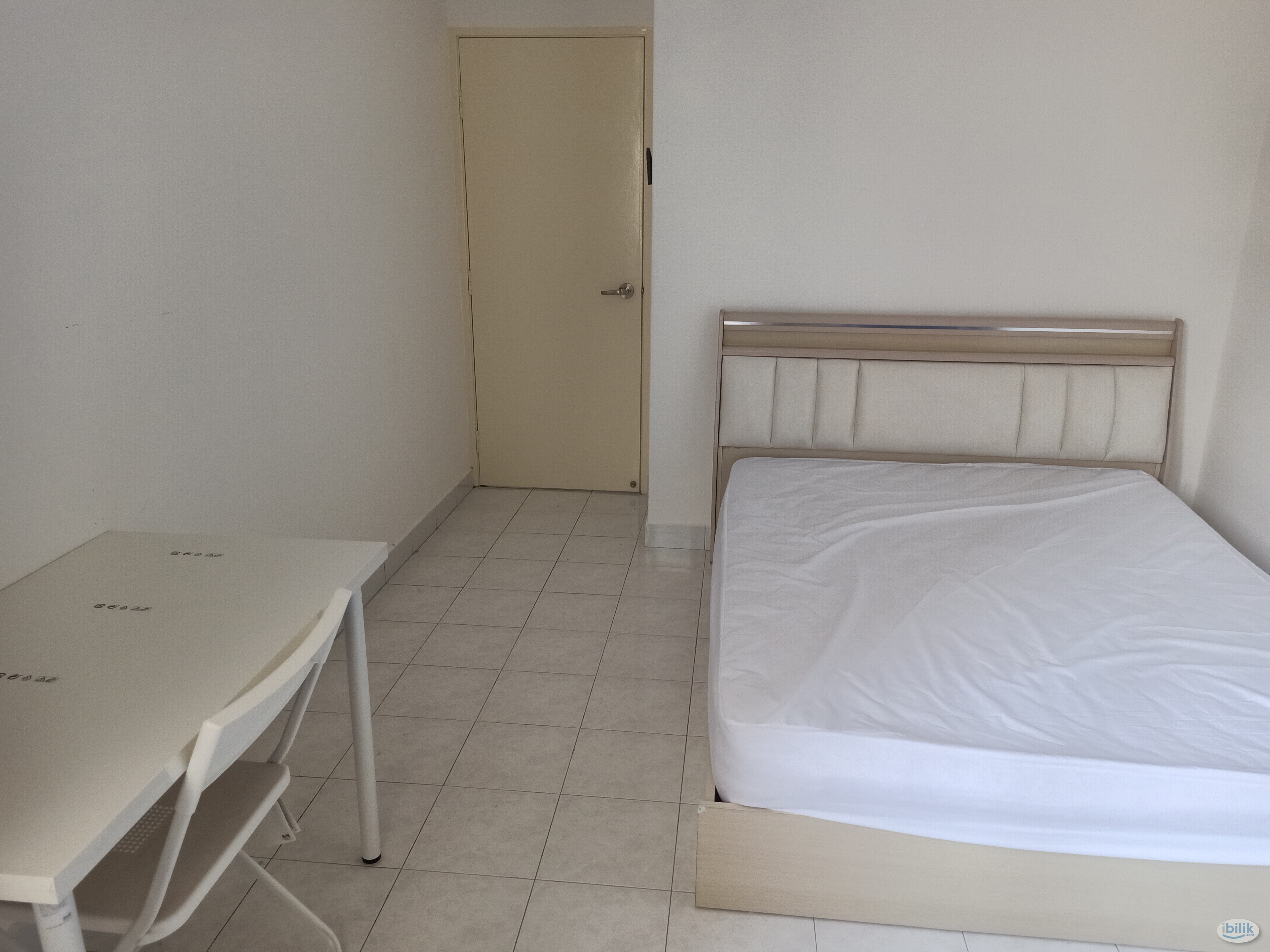 Middle Room at Parkview Towers, Bukit Jambul - Image 1