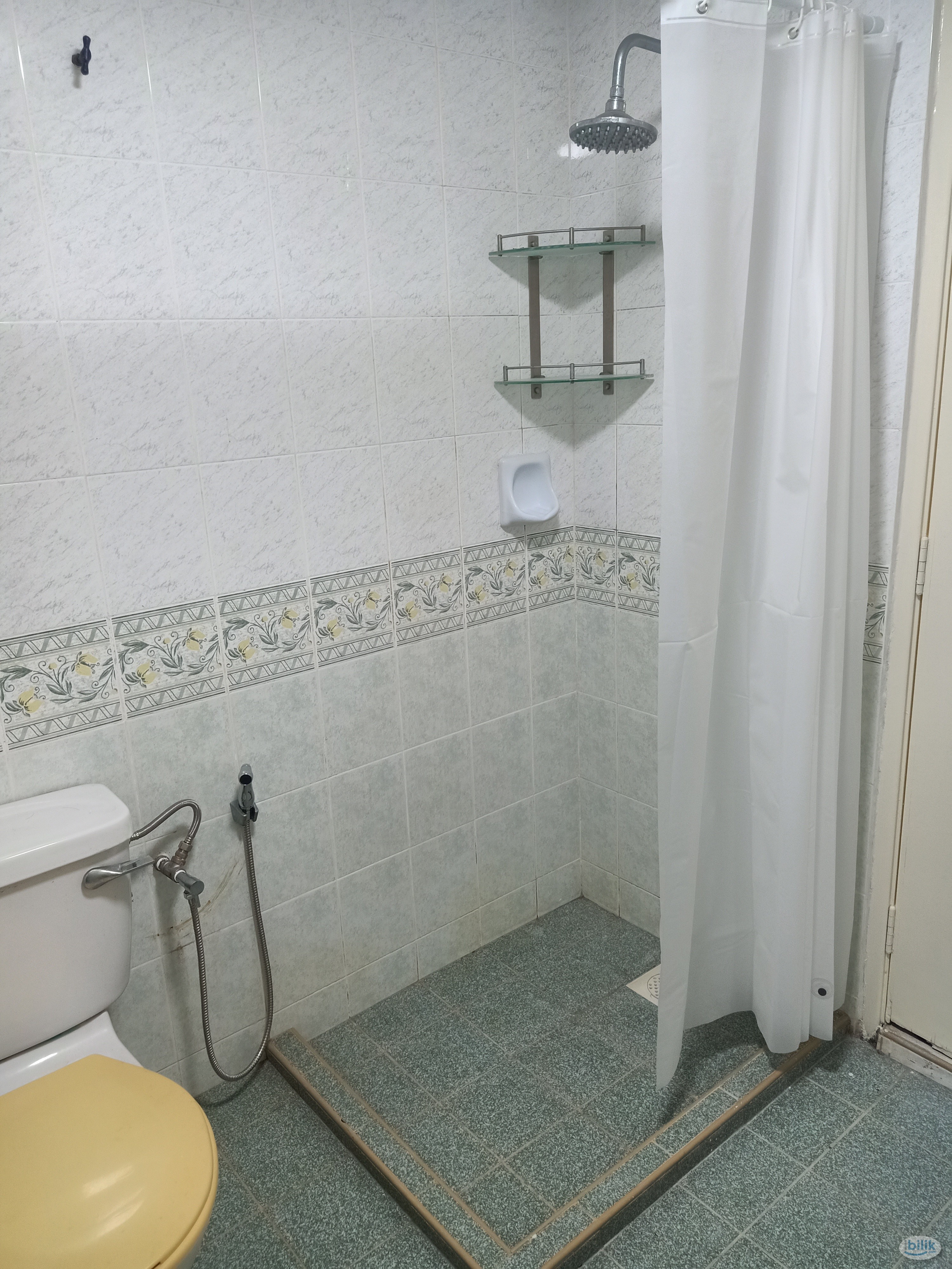 Middle Room at Parkview Towers, Bukit Jambul - Image 3