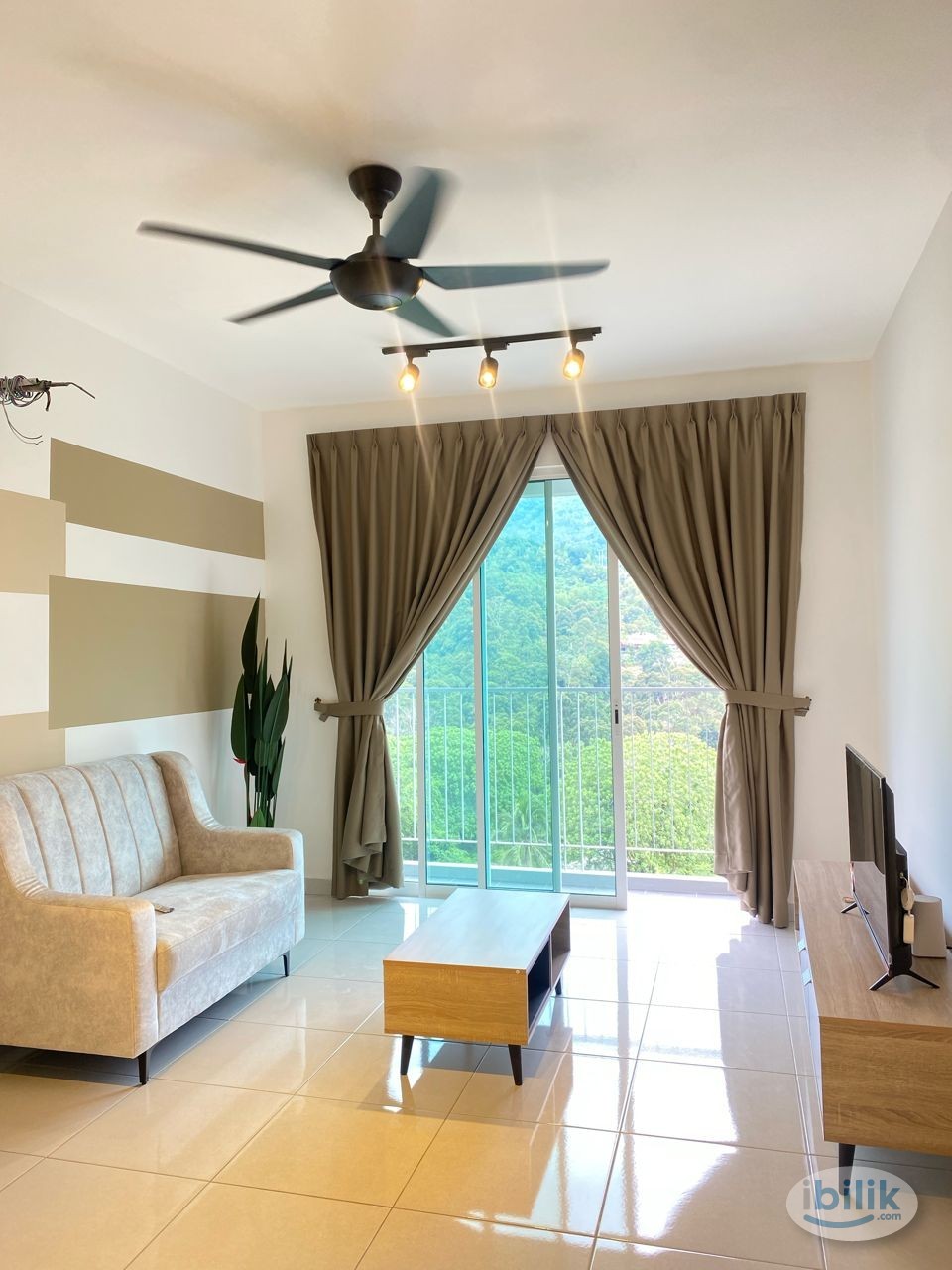 Master Room at Fairview Residence, Bayan Lepas - Image 4