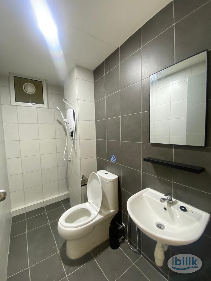 Master Room at Fairview Residence, Bayan Lepas - Image 5