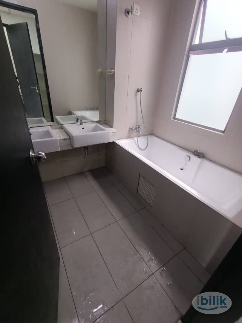 🎩SRI KDU 🏠Middle Room at Kota Damansara, Petaling Jaya - Image 1