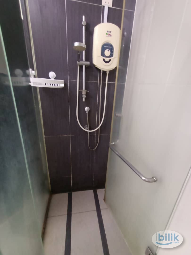 🎩SRI KDU 🏠Middle Room at Kota Damansara, Petaling Jaya - Image 3