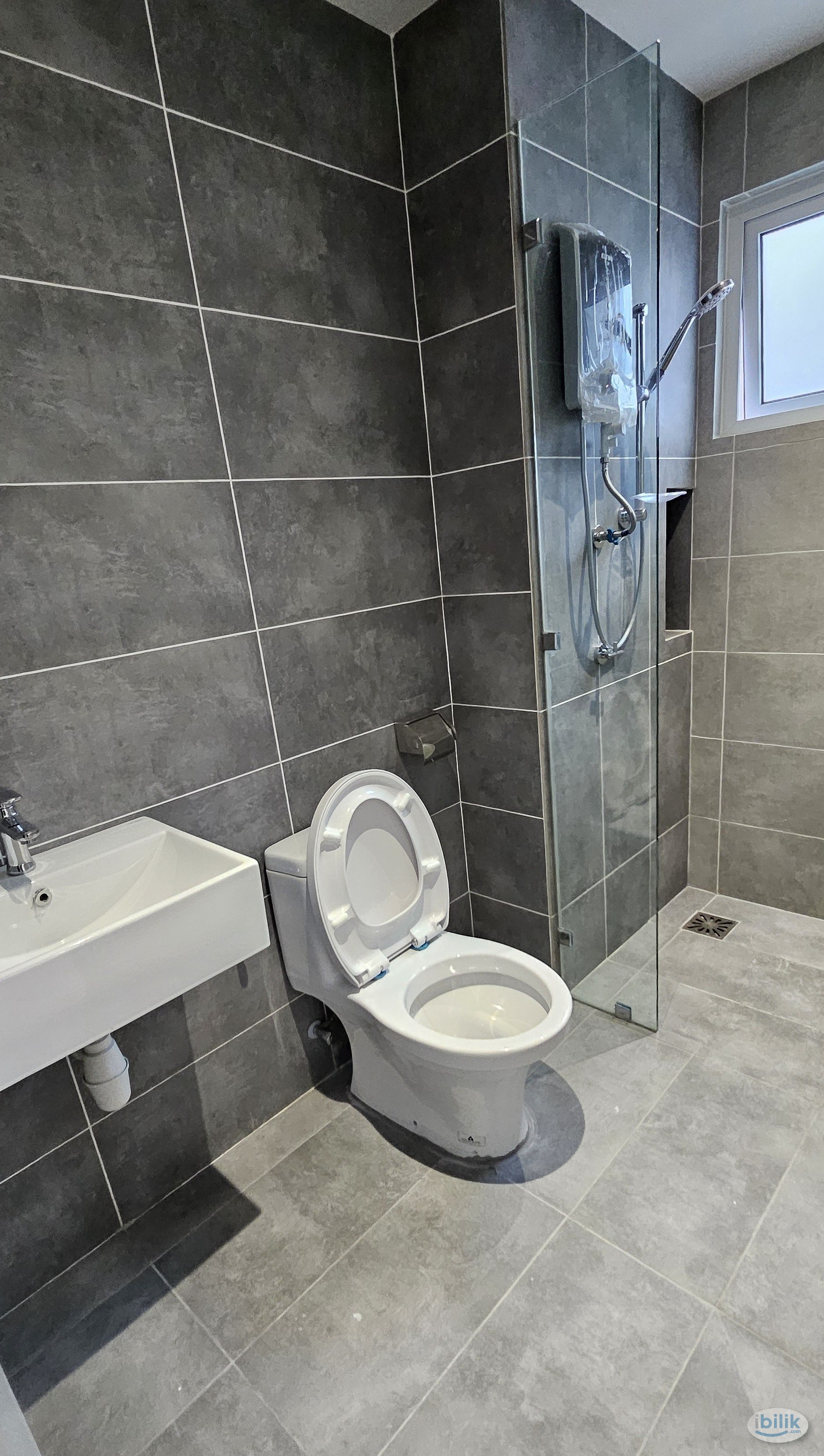 [FEMALE UNIT] Immediately Move In Master Room at New Condo 121 Residences.  Walking Distance to LRT3. - Image 2
