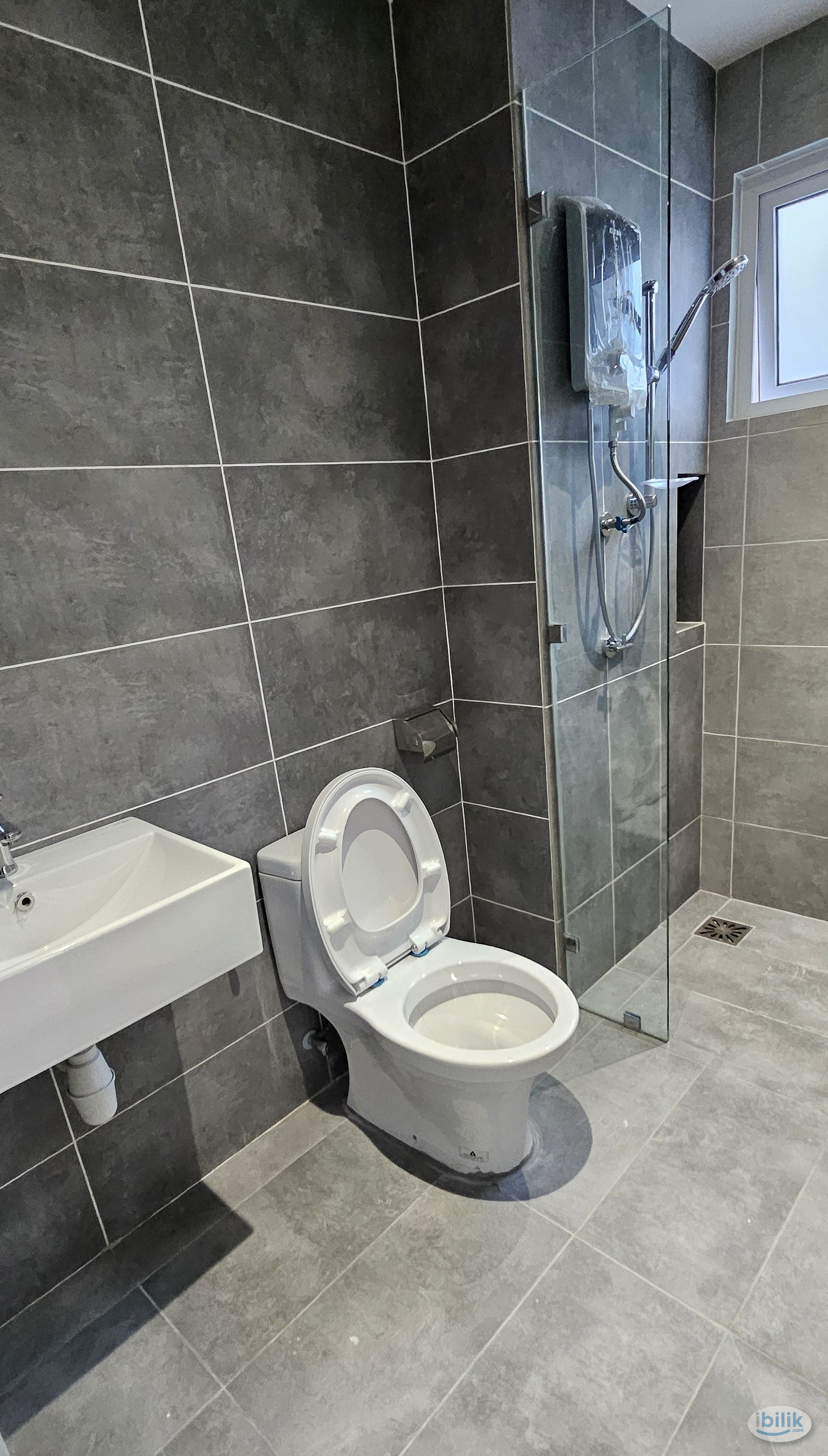 [FEMALE UNIT] Immediately Move In Master Room at New Condo 121 Residences.  Walking Distance to LRT3. - Image 2