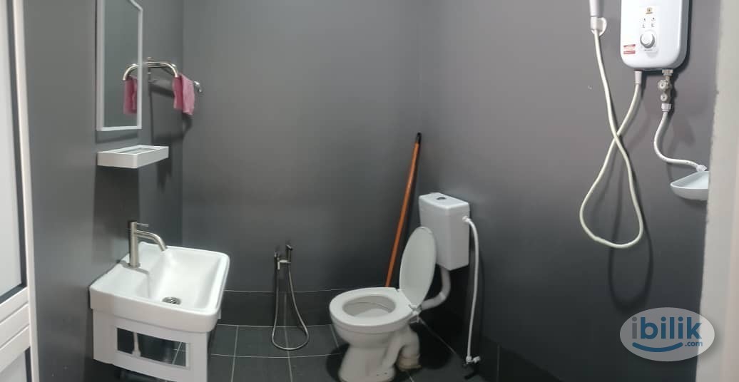 Female Master Room + Personal Bathroom at Teluk Intan, Perak - Image 2