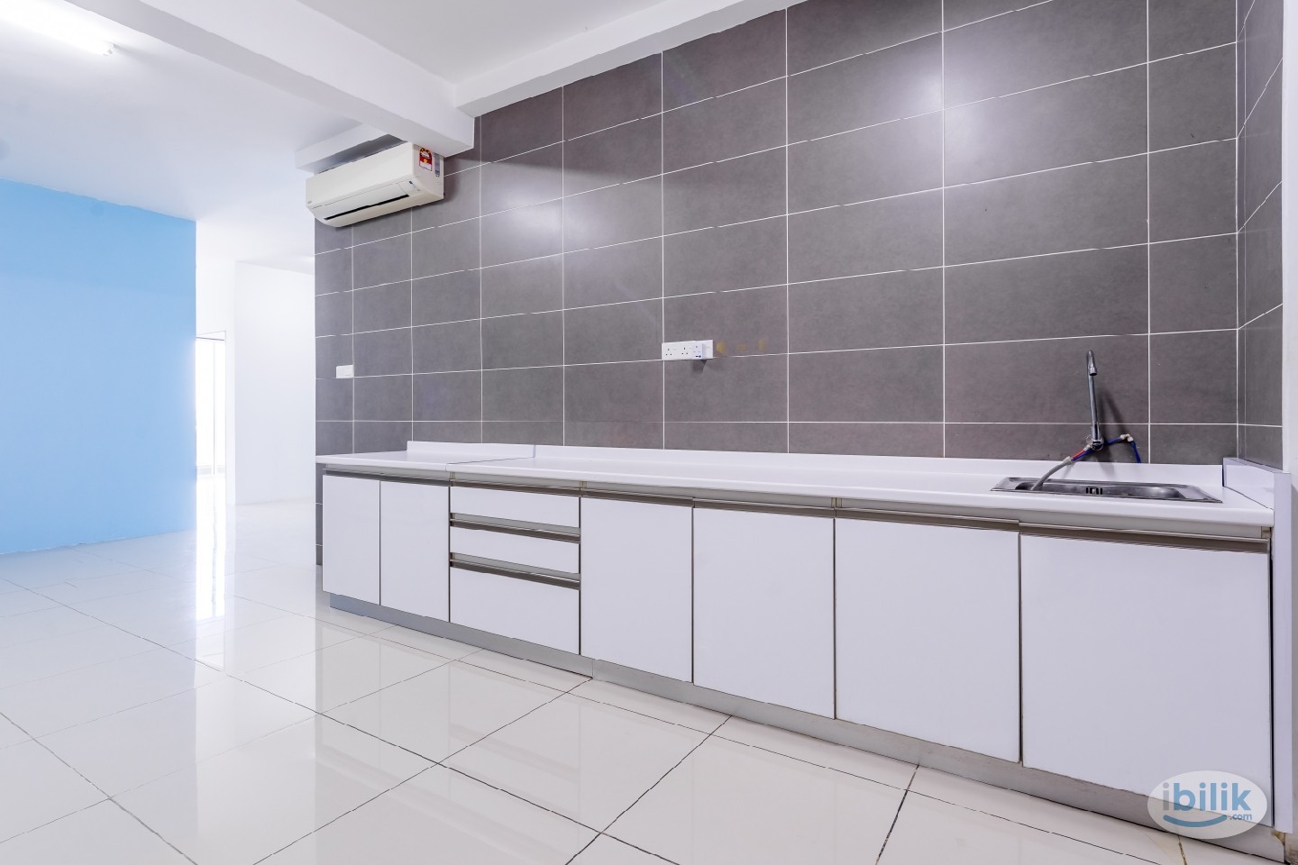 Medium room Queen bed with aircond & window for rent at Arte, Kuchai - Image 5