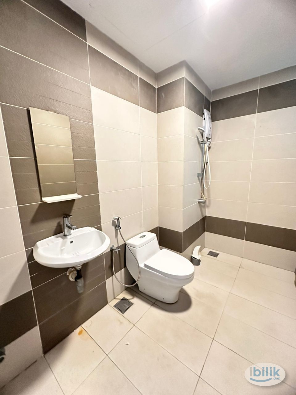 Medium Room at Saville @ The Park, Pantai - Image 3
