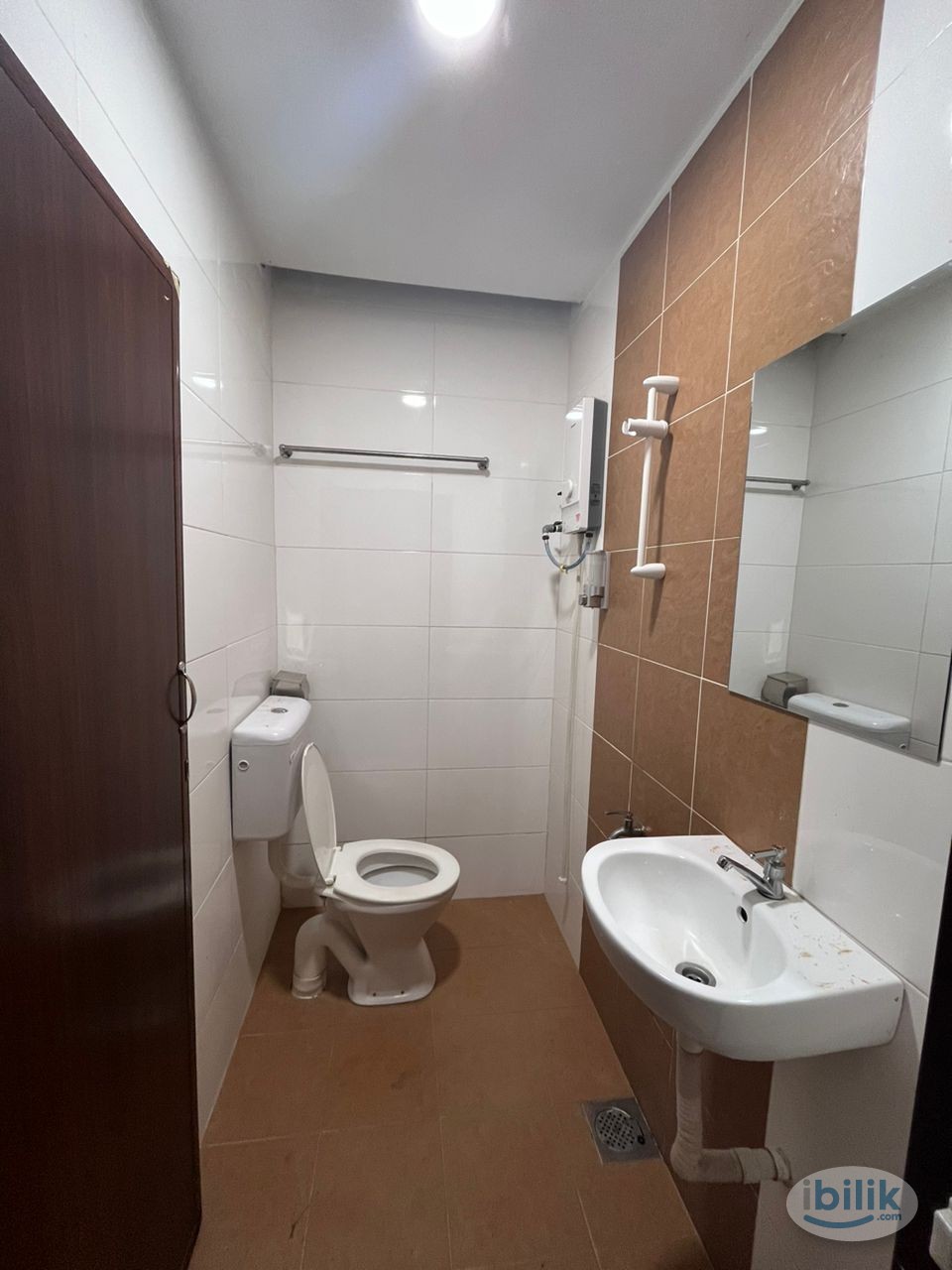 🚶‍♂️Walk to KSL/Holiday plaza | 🇸🇬10 Min to CIQ, Midvalley Southkey🛍️ -Master bedroom with private toilet attached😍 - Image 5