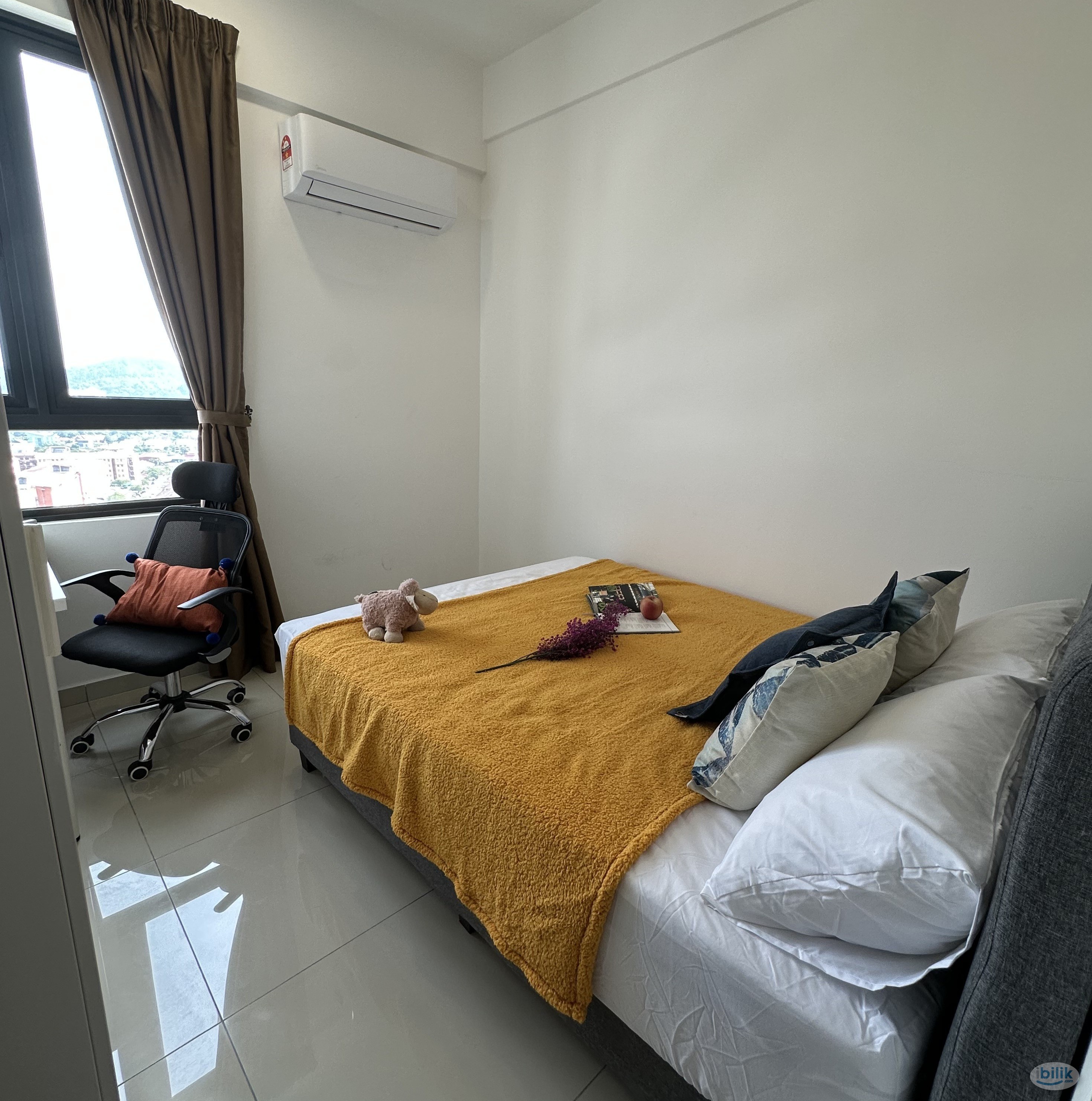 Middle Room for Rent at The Golden Triangle 2 - Image 3