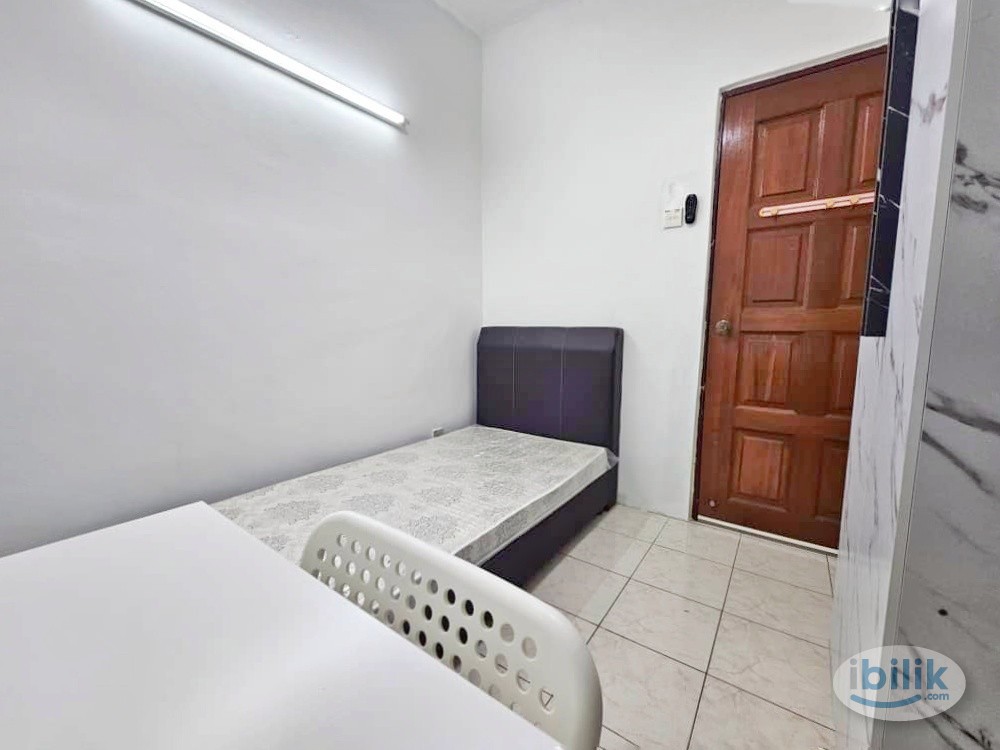 Middle room for rent at Springfield Condo with Shared bathroom at Sungai Ara, 5mins To Bayan Baru - Image 2