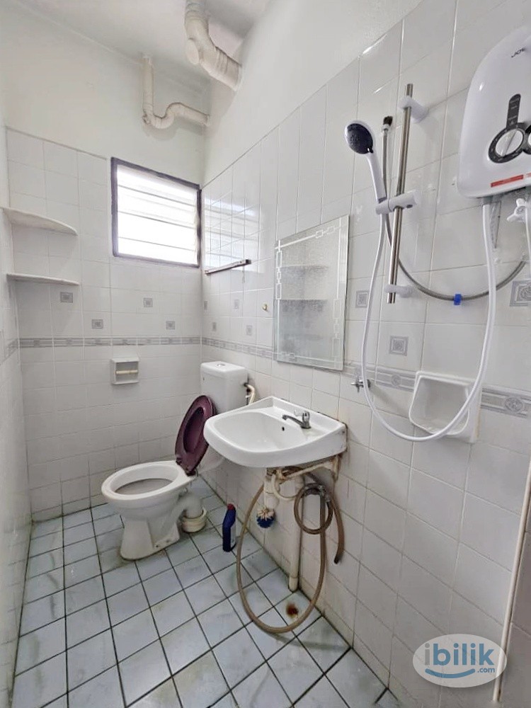 Middle room for rent at Springfield Condo with Shared bathroom at Sungai Ara, 5mins To Bayan Baru - Image 4