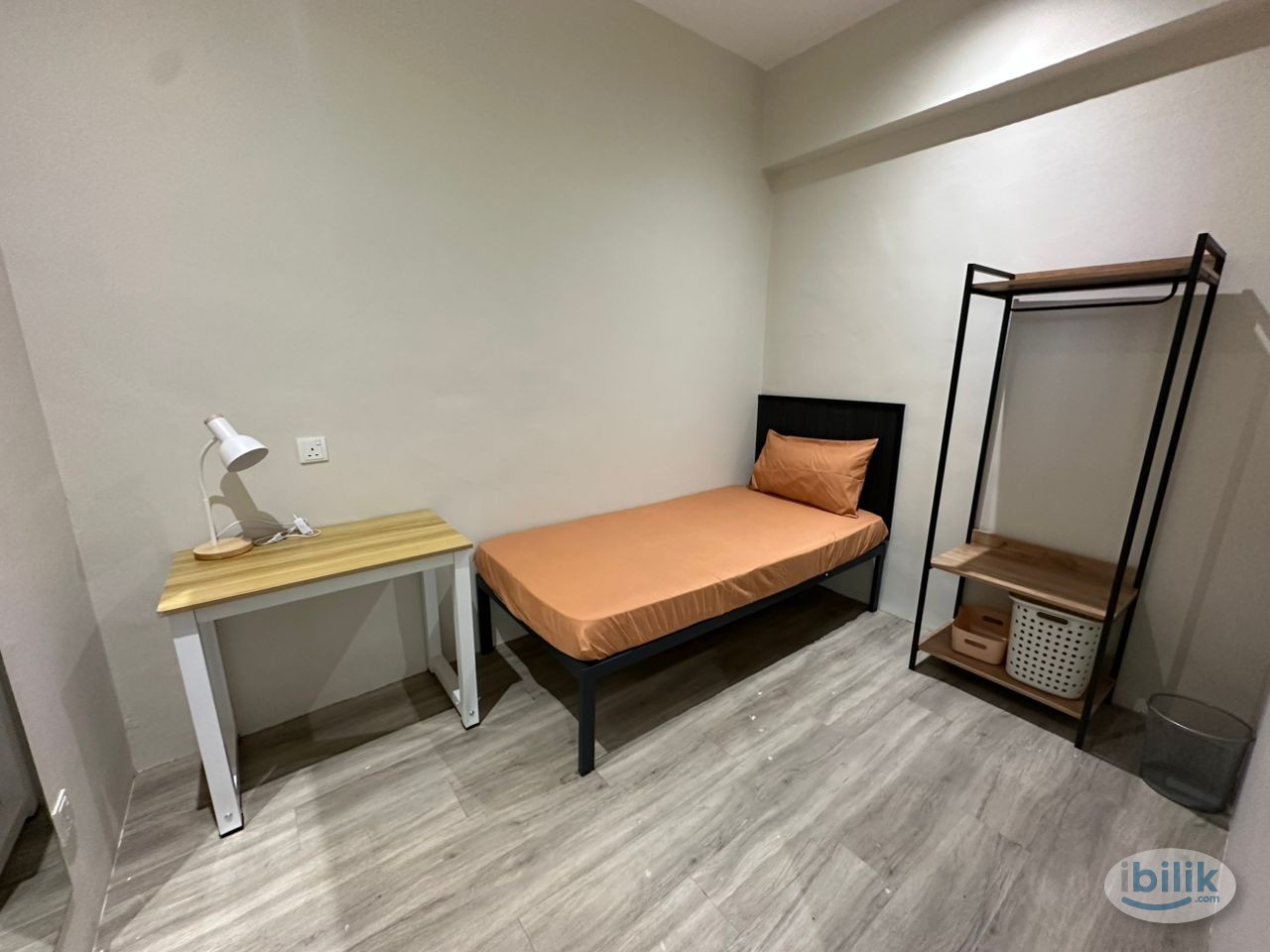 Single Female🌹 USJ21  LRT Station🚂 Free High Speed Wifi🌐 - Image 1