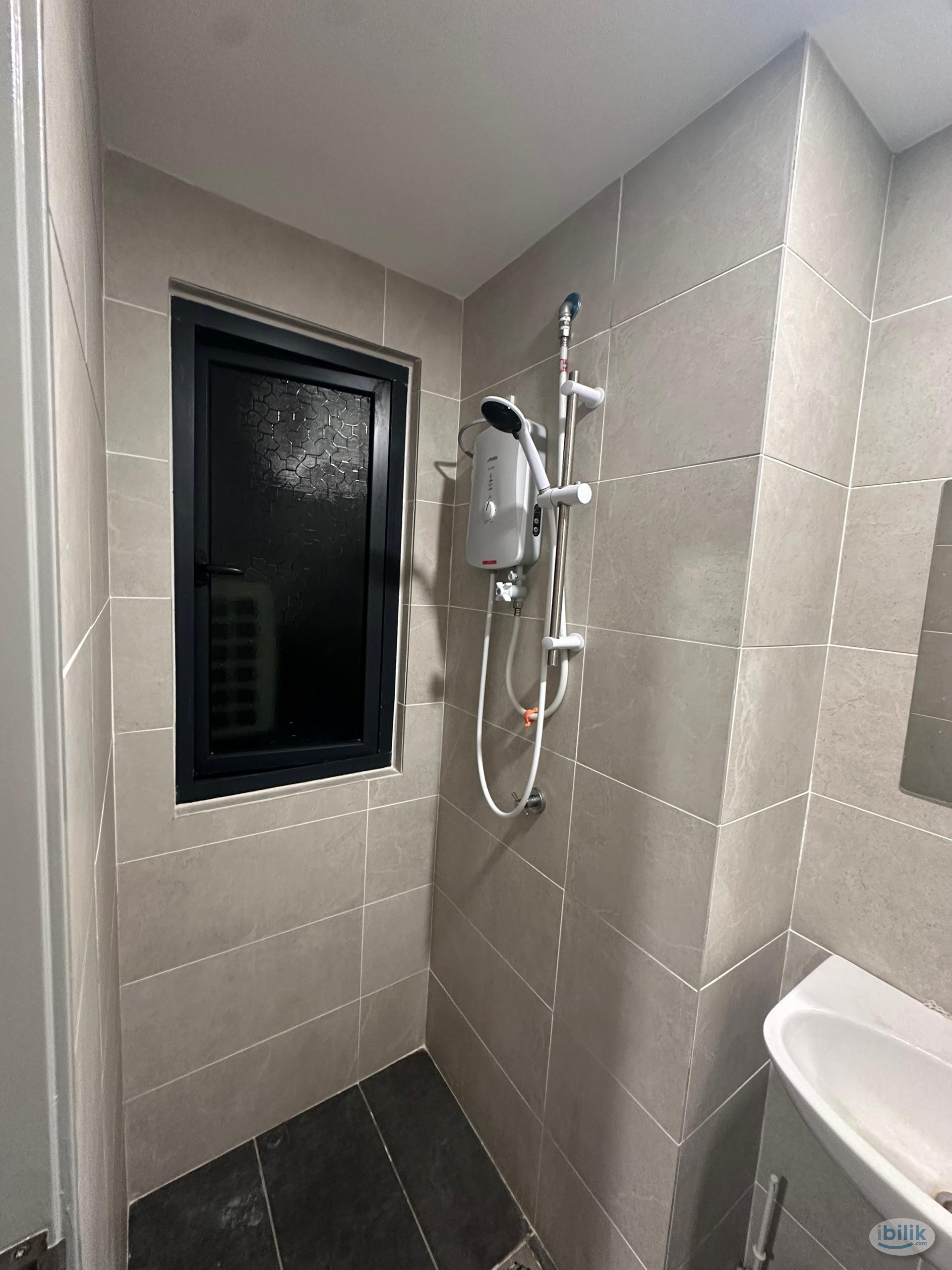 𝟏 𝐌𝐨𝐧𝐭𝐡 𝐃𝐞𝐩𝐨𝐬𝐢𝐭 𝐅𝐞𝐦𝐚𝐥𝐞 【𝐒𝐡𝐮𝐭𝐞𝐫 𝐁𝐮𝐬 𝐭𝐨 𝐇𝐄𝐋𝐏】Fully Furnished Master room for rent@Emabayu - Image 4