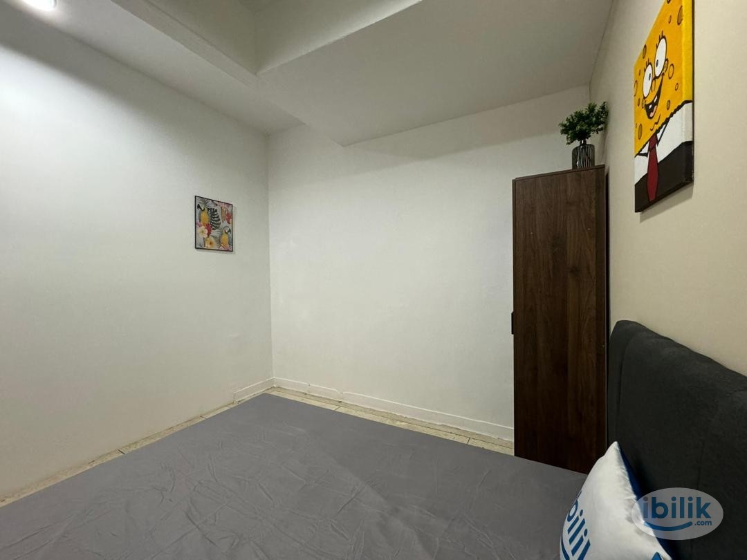 🌇✨ Walk to work! 1 KM to CIQ, 0.5 KM to Jaya Grocer – Stylish room awaits you! 🏠💖 - Image 1