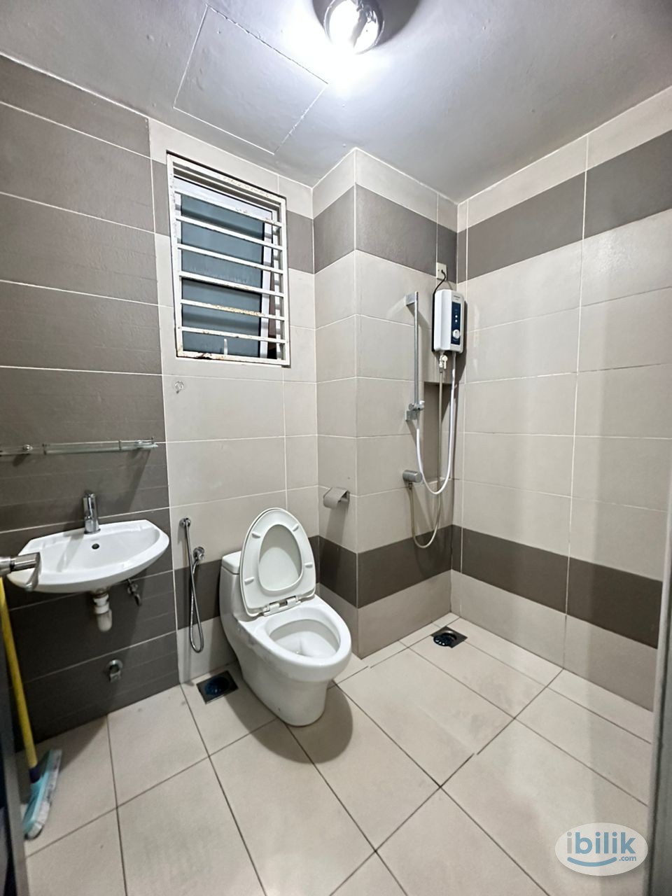 Middle Room at Saville @ The Park, Pantai - Image 2