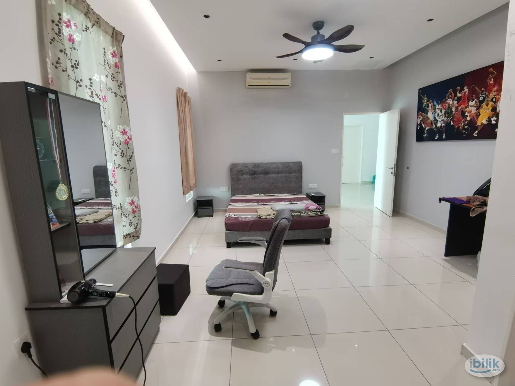 Big middle room with private bathroom - Image 1