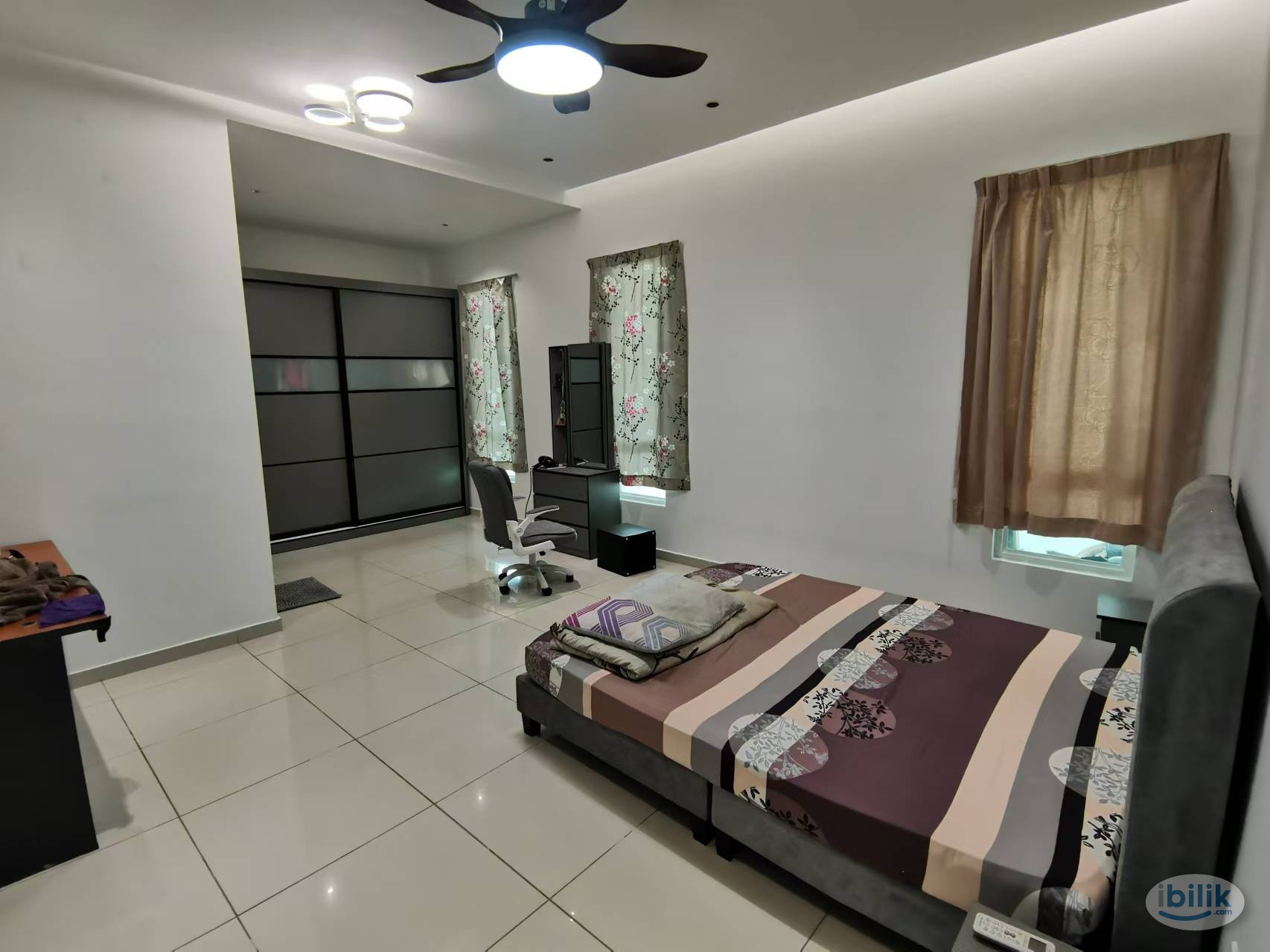 Big middle room with private bathroom - Image 2