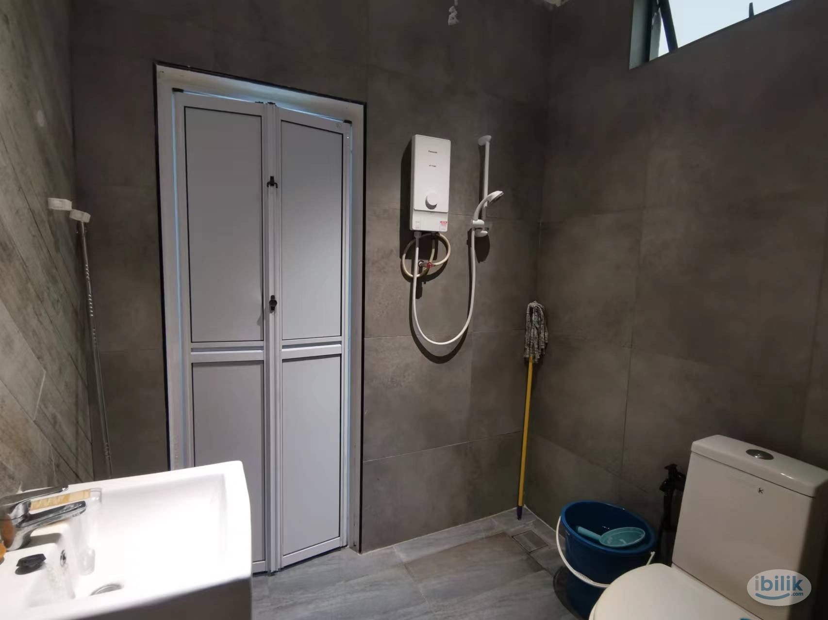 Big middle room with private bathroom - Image 3