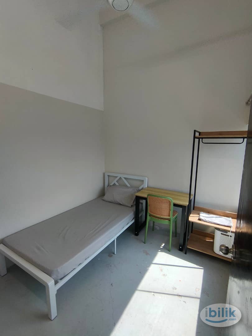 LOW BUDGET Room at Nuevo Hostel Shah Alam 🤯 Free Speedy WiFi ⚡️ Move-In Immediately - Image 1