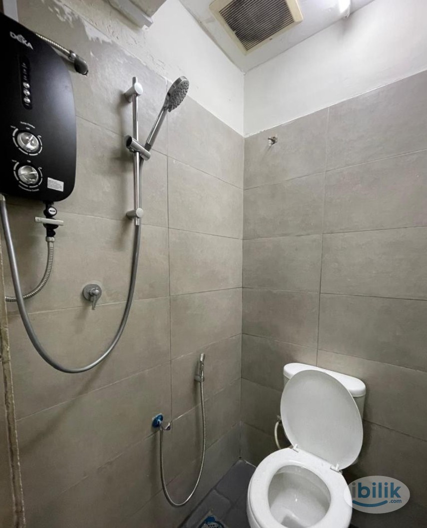 LOW BUDGET Room at Nuevo Hostel Shah Alam 🤯 Free Speedy WiFi ⚡️ Move-In Immediately - Image 2